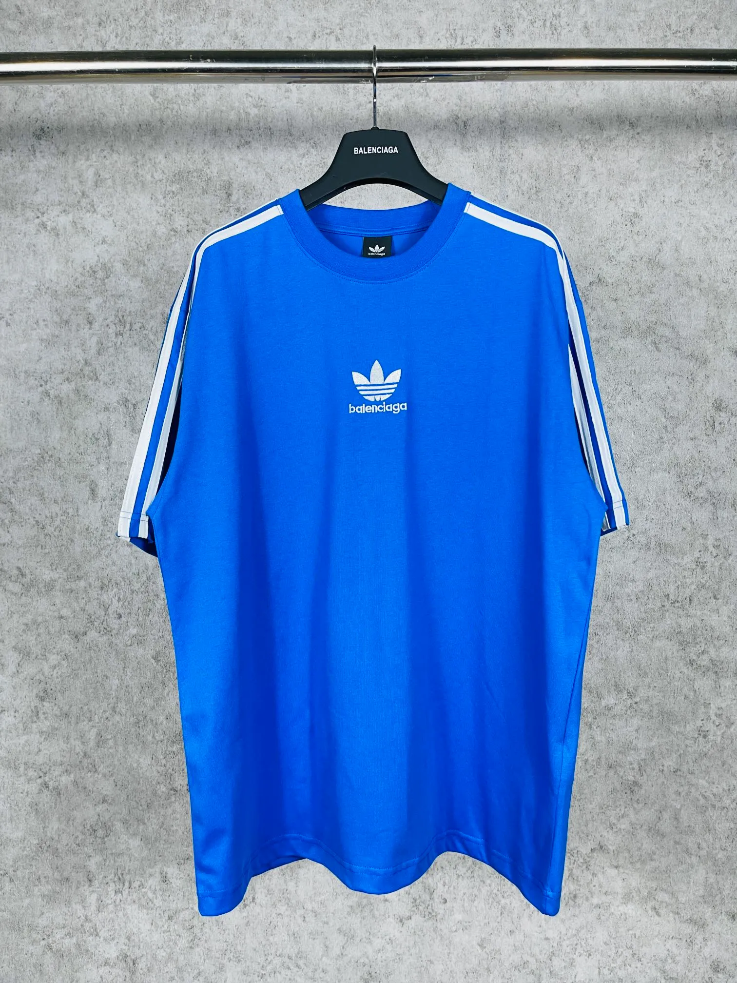 🅿️186 Real photos [Top version. Official website quality] BALENCI*GA/Paris co-branded Adidas three-leaf clover three-stripe LOGO embroidered short-sleeved T-shirt# The fabric is made of Paris ZP custom-woven and dyed cotton double yarn. Weighing 260 grams, the cloth surface is clean. The cloth pattern is clear, soft and comfortable. The threads are dyed with no color difference. The classic pattern embroidery uses imported embroidery, and the letters are clear, three-dimensional and without rough edges. Jubie market produces pictures based on pictures. Welcome to compare. The version adopts OS loose shoulder design. Same style for men and women. Coding: BL223018 Color: black, white, blue, pink, red, royal blue Size: XS to L