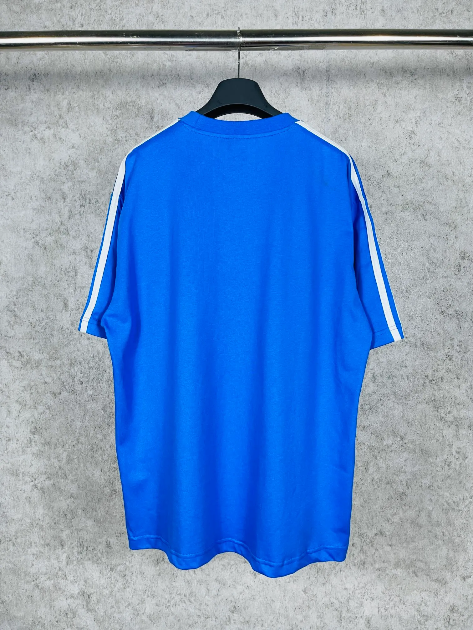 🅿️186 Real photos [Top version. Official website quality] BALENCI*GA/Paris co-branded Adidas three-leaf clover three-stripe LOGO embroidered short-sleeved T-shirt# The fabric is made of Paris ZP custom-woven and dyed cotton double yarn. Weighing 260 grams, the cloth surface is clean. The cloth pattern is clear, soft and comfortable. The threads are dyed with no color difference. The classic pattern embroidery uses imported embroidery, and the letters are clear, three-dimensional and without rough edges. Jubie market produces pictures based on pictures. Welcome to compare. The version adopts OS loose shoulder design. Same style for men and women. Coding: BL223018 Color: black, white, blue, pink, red, royal blue Size: XS to L