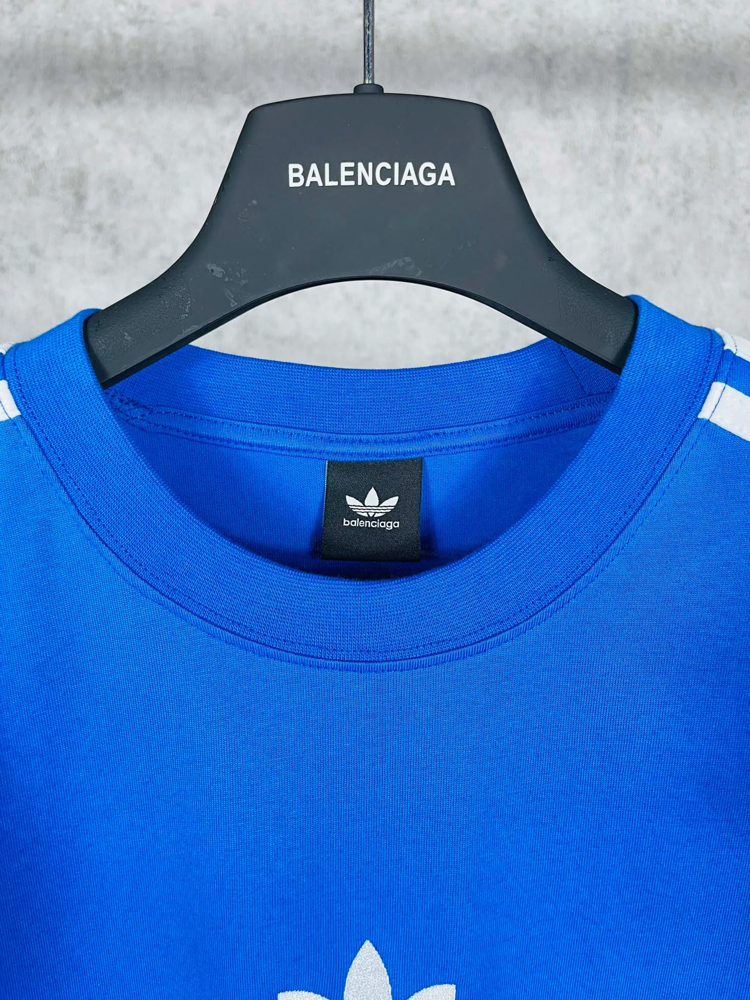 🅿️186 Real photos [Top version. Official website quality] BALENCI*GA/Paris co-branded Adidas three-leaf clover three-stripe LOGO embroidered short-sleeved T-shirt# The fabric is made of Paris ZP custom-woven and dyed cotton double yarn. Weighing 260 grams, the cloth surface is clean. The cloth pattern is clear, soft and comfortable. The threads are dyed with no color difference. The classic pattern embroidery uses imported embroidery, and the letters are clear, three-dimensional and without rough edges. Jubie market produces pictures based on pictures. Welcome to compare. The version adopts OS loose shoulder design. Same style for men and women. Coding: BL223018 Color: black, white, blue, pink, red, royal blue Size: XS to L