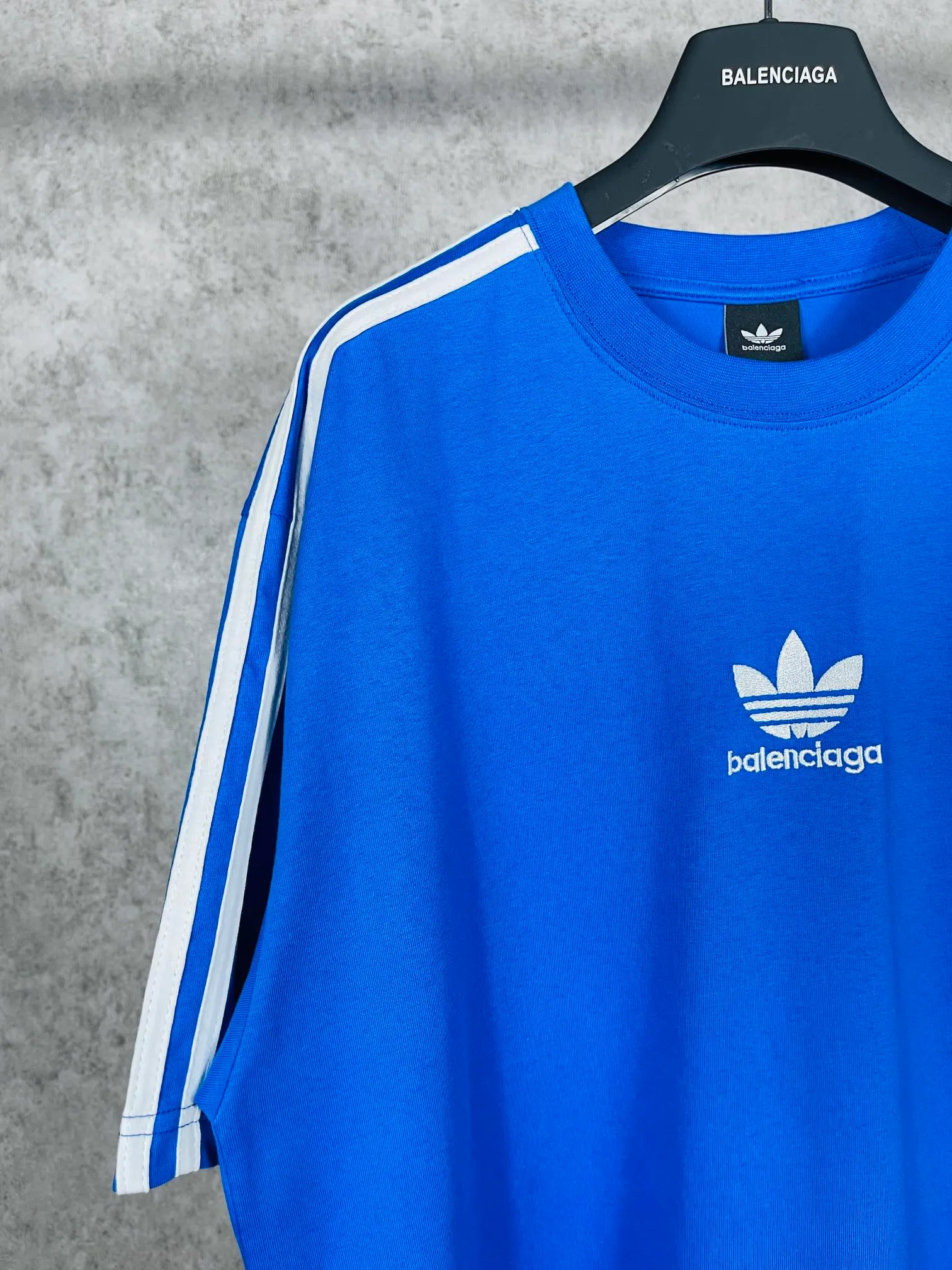 🅿️186 Real photos [Top version. Official website quality] BALENCI*GA/Paris co-branded Adidas three-leaf clover three-stripe LOGO embroidered short-sleeved T-shirt# The fabric is made of Paris ZP custom-woven and dyed cotton double yarn. Weighing 260 grams, the cloth surface is clean. The cloth pattern is clear, soft and comfortable. The threads are dyed with no color difference. The classic pattern embroidery uses imported embroidery, and the letters are clear, three-dimensional and without rough edges. Jubie market produces pictures based on pictures. Welcome to compare. The version adopts OS loose shoulder design. Same style for men and women. Coding: BL223018 Color: black, white, blue, pink, red, royal blue Size: XS to L