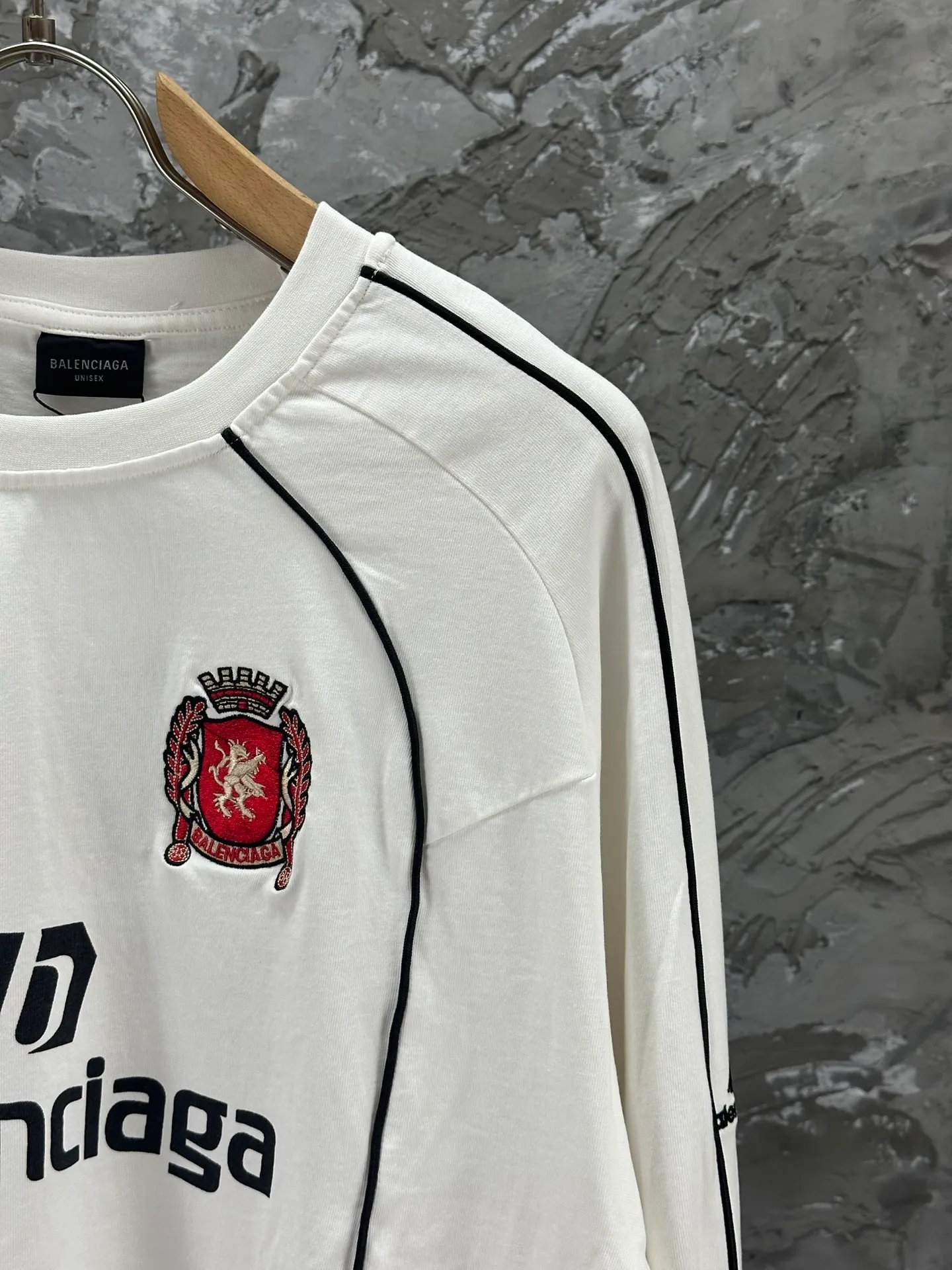 🅿️340 - BALENCI*GA Paris Manchester United co-branded football No. 10 embroidery printed long sleeves, the fabric is made of Paris custom-woven and dyed double-yarn pure cotton fabric. The weight is 280g. The thread is custom-woven and dyed without color difference. The front and rear panels use imported glue screen printing technology + the front and left sleeves use imported Tajima embroidery machine matte light heavy embroidery technology, two high-temperature shaping washes, os dropped shoulders, loose version, same style for men and women! ! -Color: black pink white red -SIZE: XS S M L style number 8606#