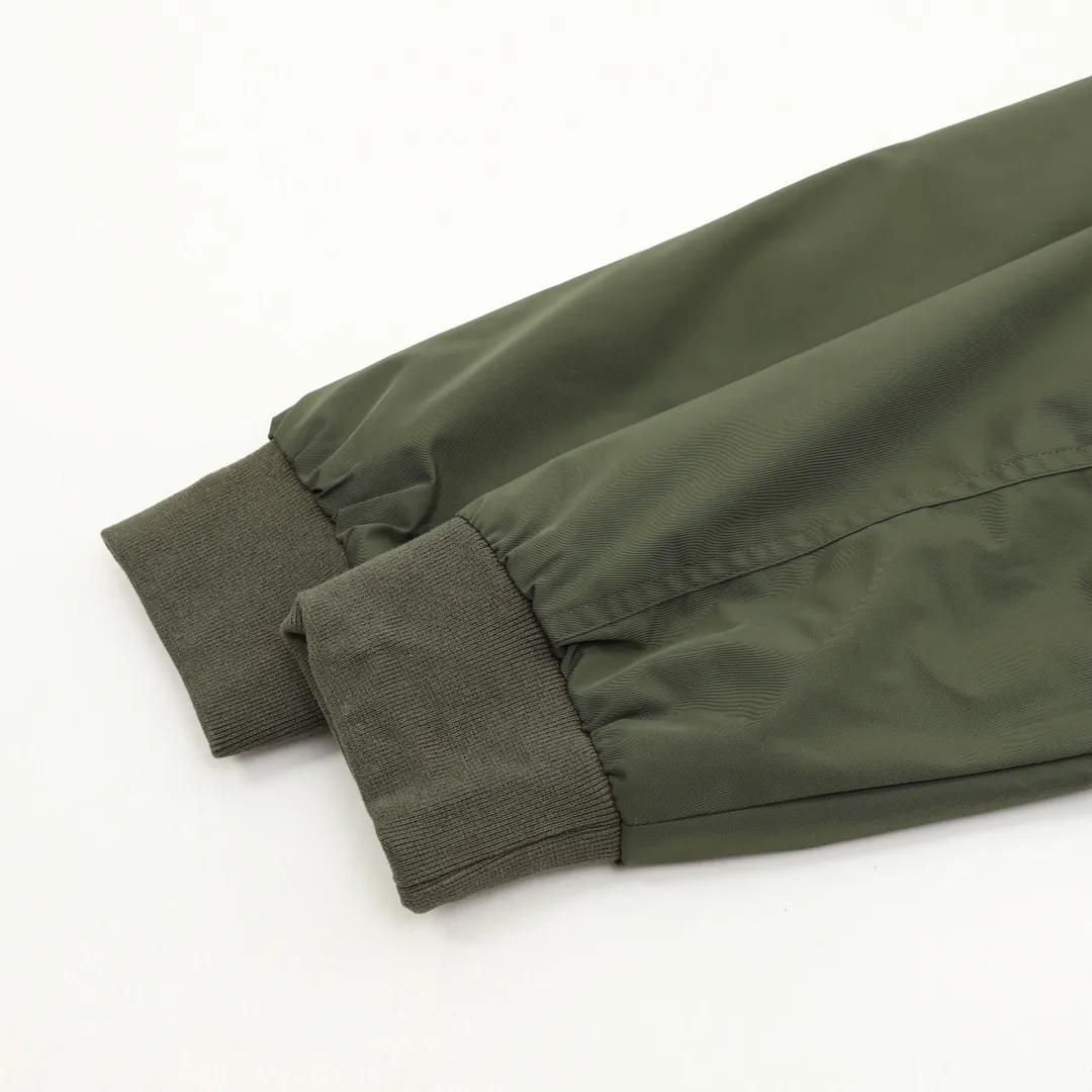 🅿️570 Balenciaga/Balenciaga patch bomber jacket. Customized dense-pore cold-pressed fiber nylon fabric and velvet cloud cotton sheet inside. Full texture, thick and solid. Every inch contains heavy warmth. It is based on pure black to support all edges. Slightly dropped shoulder silhouette to accommodate the body shape. Gilt lion emblem patch embellishments on the chest. It continues the identity identification function of the badge. It is a silent statement when worn on the body. The lining and filling design highlight the wrapping effect, cleverly integrating the warmth of cotton clothing with the aesthetics of life, leading the trend in the name of design! Size: XS-L
