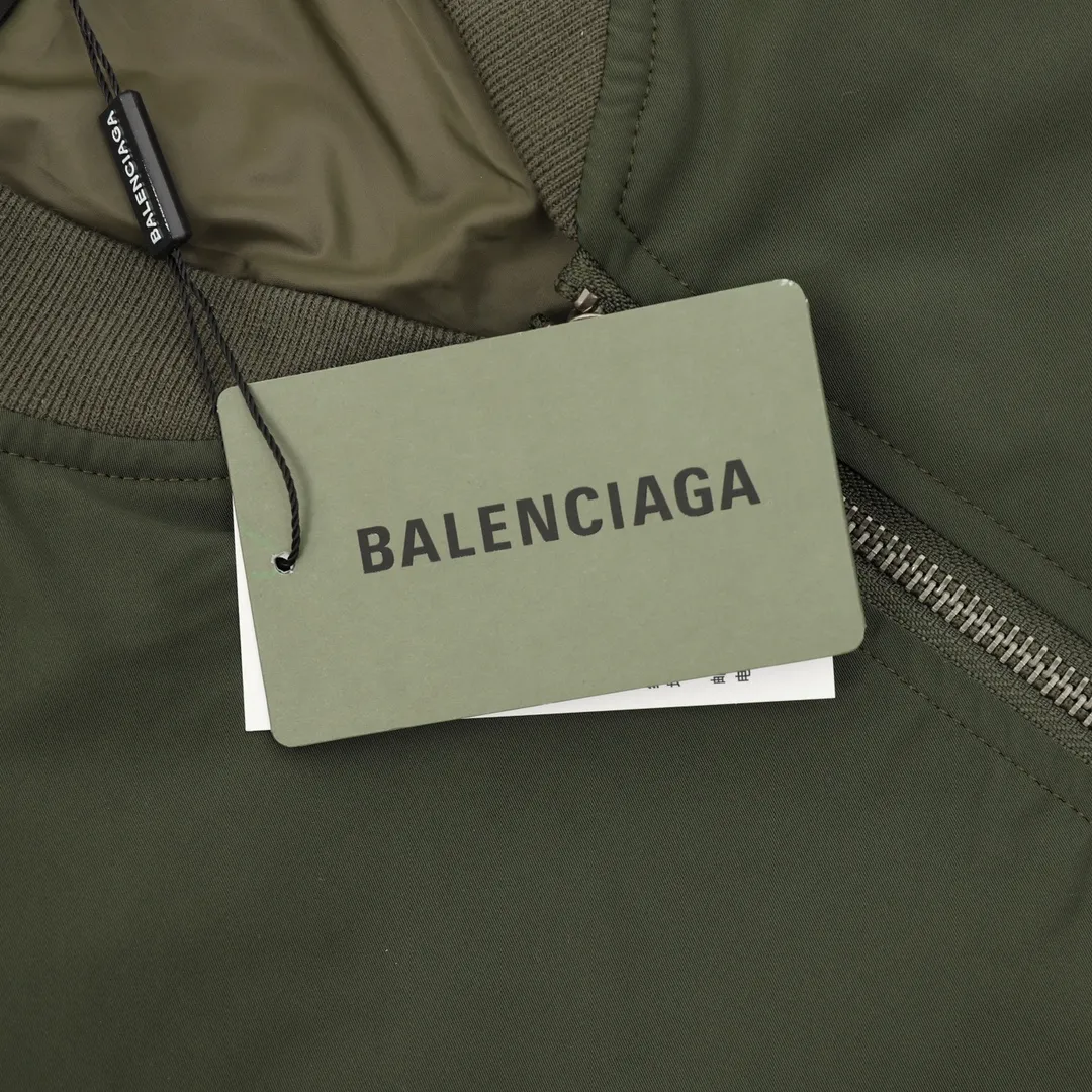 🅿️570 Balenciaga/Balenciaga patch bomber jacket. Customized dense-pore cold-pressed fiber nylon fabric and velvet cloud cotton sheet inside. Full texture, thick and solid. Every inch contains heavy warmth. It is based on pure black to support all edges. Slightly dropped shoulder silhouette to accommodate the body shape. Gilt lion emblem patch embellishments on the chest. It continues the identity identification function of the badge. It is a silent statement when worn on the body. The lining and filling design highlight the wrapping effect, cleverly integrating the warmth of cotton clothing with the aesthetics of life, leading the trend in the name of design! Size: XS-L