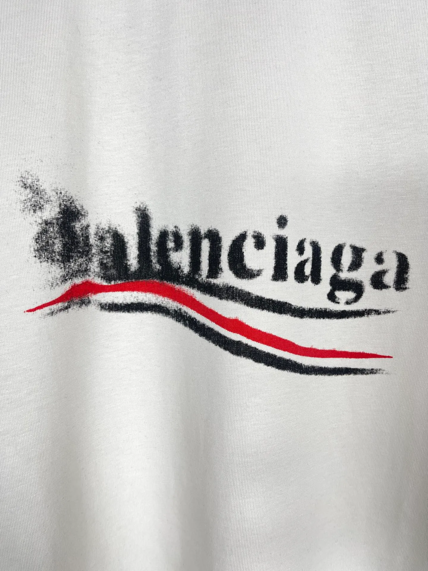 🅿️170 real photos [Top version. Official website quality] BALENCI*GA/Paris. 2024 new classic letter LOGO printed graffiti short-sleeved T-shirt. Brick cabinets are synchronized. Genuine products are developed at the first time. All fabric colors are available. Printed Y boards are customized. Enjoy printing and comparison! The fabric is made of Paris ZP custom-woven and dyed cotton double yarn. Weighing 260 grams, the cloth surface is clean. The cloth pattern is clear, soft and comfortable. The threads are dyed with no color difference. The classic LOGO uses environmentally friendly imported materials to print graffiti, and the dot direct spray process creates a three-dimensional effect. Restore brick cabinets, adopt OS loose shoulder style. Same style for men and women. Code: BL223332 Color: black and blue, off-white, size: XS to L