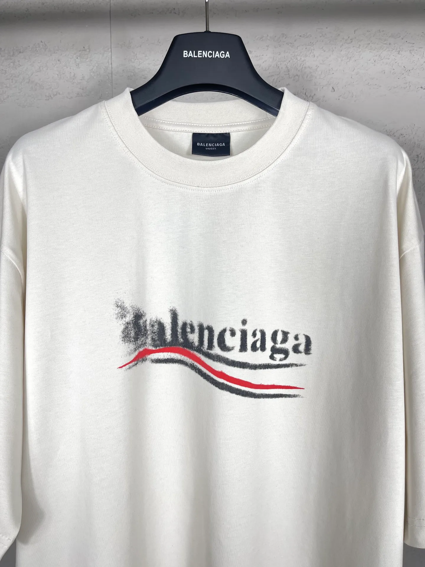 🅿️170 real photos [Top version. Official website quality] BALENCI*GA/Paris. 2024 new classic letter LOGO printed graffiti short-sleeved T-shirt. Brick cabinets are synchronized. Genuine products are developed at the first time. All fabric colors are available. Printed Y boards are customized. Enjoy printing and comparison! The fabric is made of Paris ZP custom-woven and dyed cotton double yarn. Weighing 260 grams, the cloth surface is clean. The cloth pattern is clear, soft and comfortable. The threads are dyed with no color difference. The classic LOGO uses environmentally friendly imported materials to print graffiti, and the dot direct spray process creates a three-dimensional effect. Restore brick cabinets, adopt OS loose shoulder style. Same style for men and women. Code: BL223332 Color: black and blue, off-white, size: XS to L