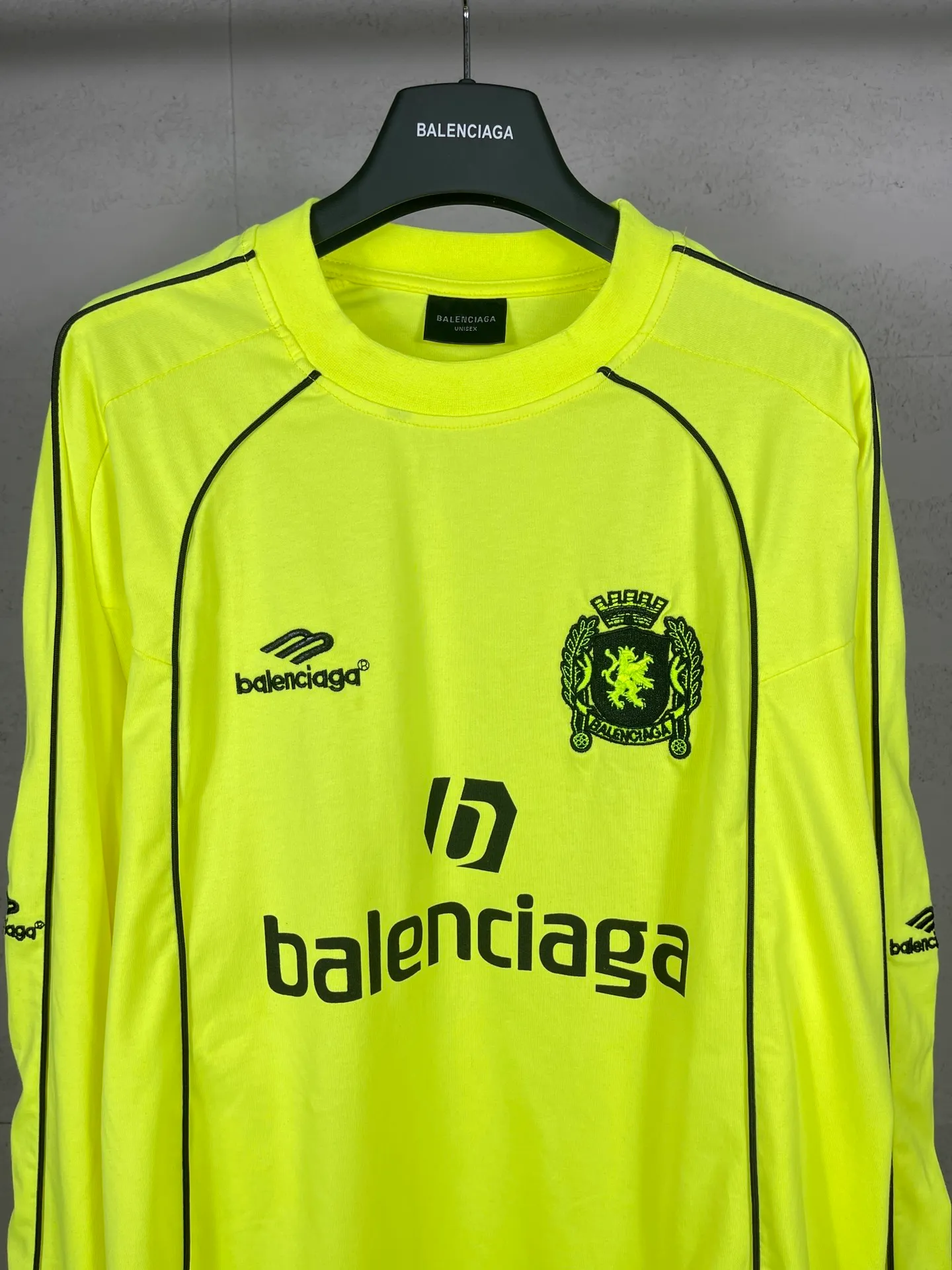 🅿️300 real photos [Top version. Official website quality] BALENCI*GA/Paris new model. Co-branded football sportswear LOGO embroidered printed long-sleeved T-shirt # The whole piece of clothing is stitched with multiple stitching edges. The craftsmanship is extremely complex and the market currency is very different. Welcome to compare 🆚. The fabric is made of Paris ZP custom-woven and dyed cotton double yarn. Weighing 260 grams, the cloth surface is clean. The cloth pattern is clear, soft and comfortable. The threads are dyed with no color difference. The classic pattern embroidery is embroidered by Tajima imported embroidery machine, and the printing uses imported glue. The letters are clear, three-dimensional and without burrs. Jubie market produces pictures based on pictures. Welcome to compare. The version adopts OS loose shoulder design. Same style for men and women. Code: BL225036 Color: black, white, pink, red, fluorescent yellow Size: XS S M L