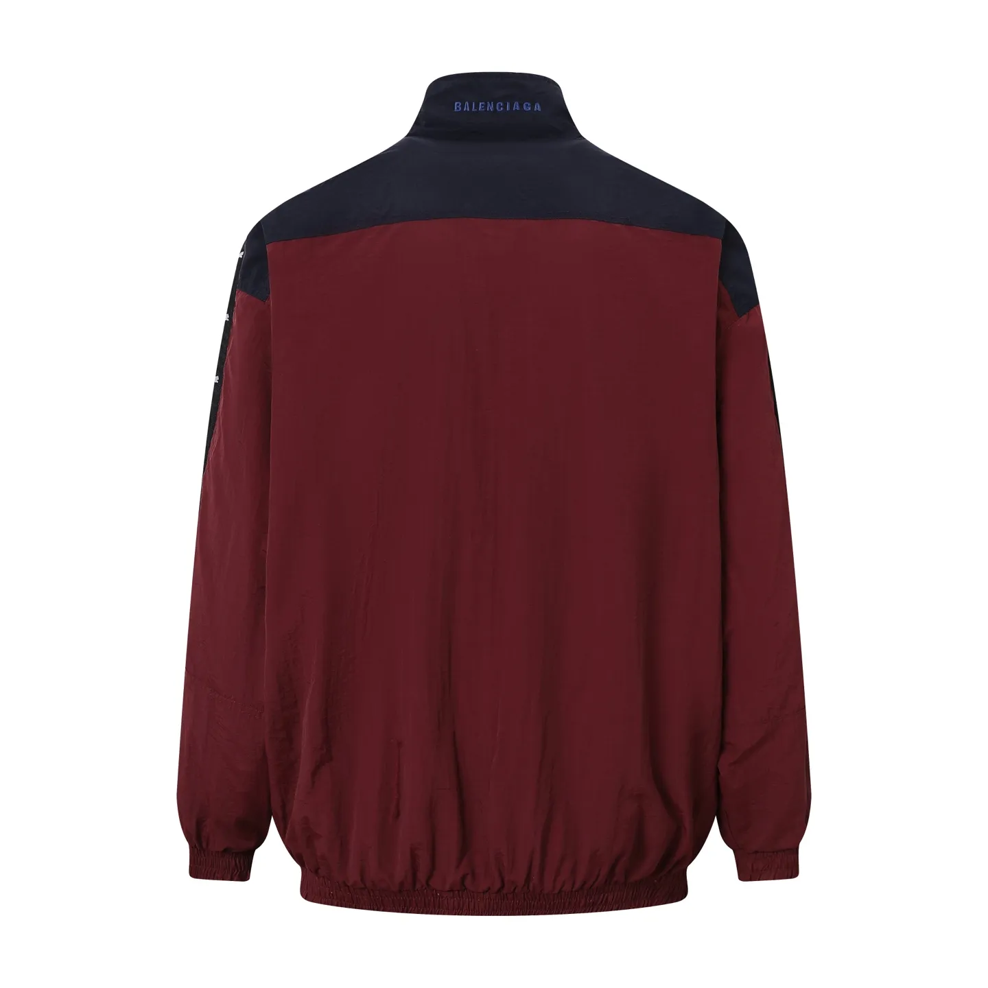 🅿️620 [Exclusive supply] BLCG x PUMA joint splicing distressed jacket. The surface of the fabric is made of polyester fiber sports fabric. This fabric is wear-resistant and washable, and is not easy to wrinkle in daily wear. The burgundy and navy blue splicing highlights the visual layering. The interior is made of cotton blended knitted fabric, making the upper body more skin-friendly and breathable. The navy blue splicing part adopts water-washed spray-on process. The main purpose of this process is to produce partial fading and natural distressing effect on the fabric through chemical action. The whole body is positioned to be hand-worn in design, which is very time-consuming and labor-intensive. The chest embroidery uses an imported Behringer embroidery machine, and uses matte lines to give the embroidery a more high-end texture. The classic string label on the side has a minimum order of 1,000 meters, custom-made engraved hardware zippers, and customized co-branded collar label accessories. Size:XS-S-M-L