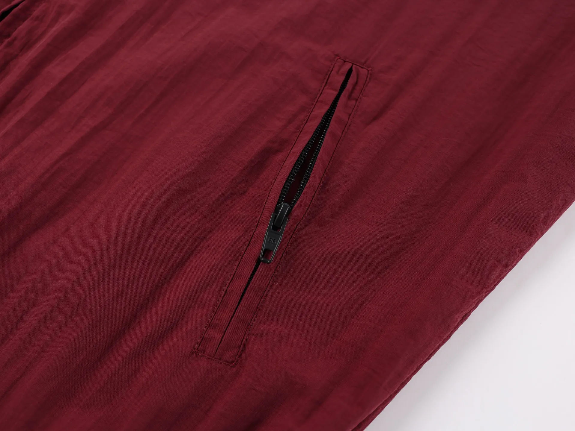 🅿️620 [Exclusive supply] BLCG x PUMA joint splicing distressed jacket. The surface of the fabric is made of polyester fiber sports fabric. This fabric is wear-resistant and washable, and is not easy to wrinkle in daily wear. The burgundy and navy blue splicing highlights the visual layering. The interior is made of cotton blended knitted fabric, making the upper body more skin-friendly and breathable. The navy blue splicing part adopts water-washed spray-on process. The main purpose of this process is to produce partial fading and natural distressing effect on the fabric through chemical action. The whole body is positioned to be hand-worn in design, which is very time-consuming and labor-intensive. The chest embroidery uses an imported Behringer embroidery machine, and uses matte lines to give the embroidery a more high-end texture. The classic string label on the side has a minimum order of 1,000 meters, custom-made engraved hardware zippers, and customized co-branded collar label accessories. Size:XS-S-M-L