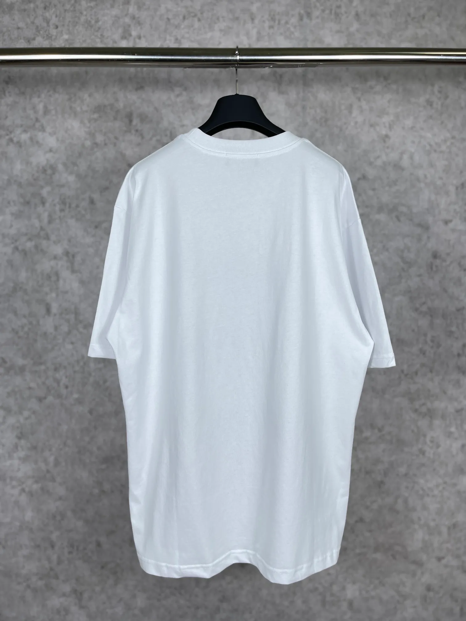 🅿️166 Actual pictures [Top version. Official website quality] BALENCI*GA/Paris. Classic model. BALENCI*GA#phantom BB direct-printed short-sleeved T-shirt. Brick cabinet synchronization. The fabric is made of Paris ZP custom-woven and dyed 100% cotton double yarn compact cotton. The weight is 260 grams, the cloth surface is clean. The cloth pattern is clear, soft and comfortable. The threads are woven and dyed with no color difference. The classic pattern is printed with Kornit direct-injection printing, which has no hand feel and has a three-dimensional effect that restores the brick cabinet. The version adopts OS loose shoulder style. Same style for men and women. Code: BL223039 Color: Black. White Size: XS S M L