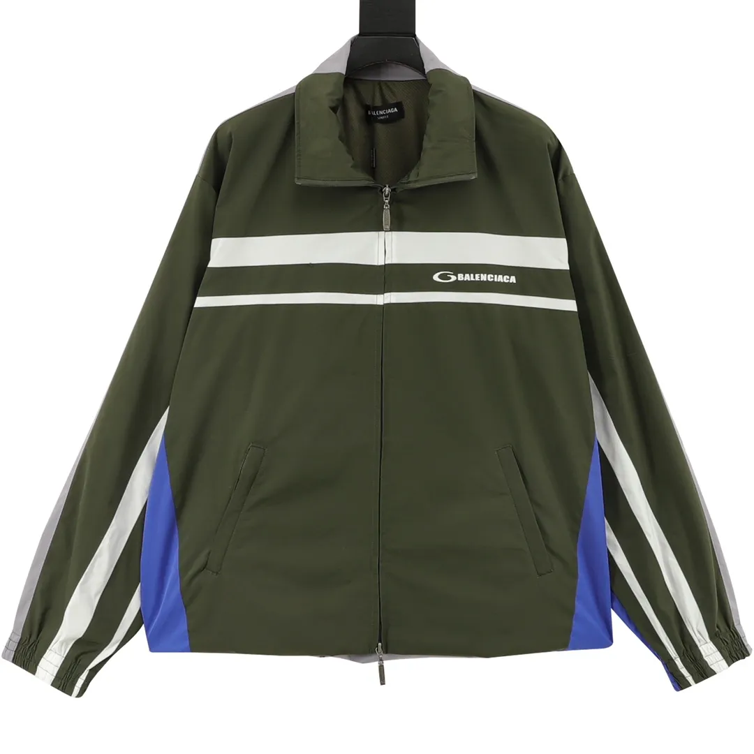 🅿️570 Balenciaga/Balenciaga two-color stitching letter embroidered windbreaker jacket This product uses high-quality PET sliced ​​polyester fiber as the spinning raw material to ensure that it has stable chemical and physical properties. Using a high-speed spinning process, PET slices are made into POY (pre-oriented yarn) or FDY (fully drawn yarn) through melting, filtration, spinneret extrusion and other steps. These filament products have the characteristics of high breaking strength, high elastic modulus, excellent heat setting properties, good resilience properties, heat resistance, light resistance, corrosion resistance, easy washing and quick drying. It adopts the classic washing and distressing process and is carefully polished to present a unique whitening effect, showing the retro charm that has accumulated over time. This process uses specific washing methods to achieve a certain visual and tactile effect on the garments, giving the garments an old and worn feel. Same style for men and women Sizes: XS-L