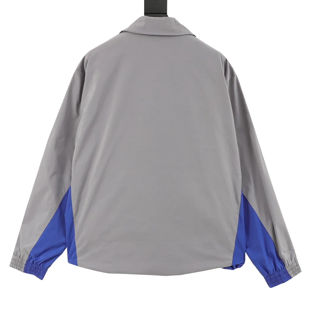 🅿️570 Balenciaga/Balenciaga two-color stitching letter embroidered windbreaker jacket This product uses high-quality PET sliced ​​polyester fiber as the spinning raw material to ensure that it has stable chemical and physical properties. Using a high-speed spinning process, PET slices are made into POY (pre-oriented yarn) or FDY (fully drawn yarn) through melting, filtration, spinneret extrusion and other steps. These filament products have the characteristics of high breaking strength, high elastic modulus, excellent heat setting properties, good resilience properties, heat resistance, light resistance, corrosion resistance, easy washing and quick drying. It adopts the classic washing and distressing process and is carefully polished to present a unique whitening effect, showing the retro charm that has accumulated over time. This process uses specific washing methods to achieve a certain visual and tactile effect on the garments, giving the garments an old and worn feel. Same style for men and women Sizes: XS-L