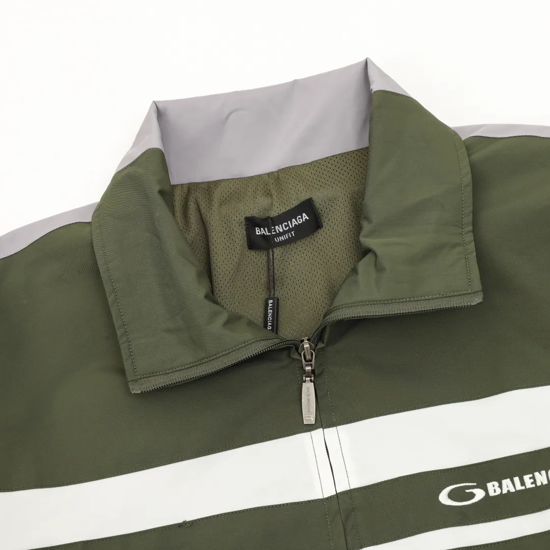 🅿️570 Balenciaga/Balenciaga two-color stitching letter embroidered windbreaker jacket This product uses high-quality PET sliced ​​polyester fiber as the spinning raw material to ensure that it has stable chemical and physical properties. Using a high-speed spinning process, PET slices are made into POY (pre-oriented yarn) or FDY (fully drawn yarn) through melting, filtration, spinneret extrusion and other steps. These filament products have the characteristics of high breaking strength, high elastic modulus, excellent heat setting properties, good resilience properties, heat resistance, light resistance, corrosion resistance, easy washing and quick drying. It adopts the classic washing and distressing process and is carefully polished to present a unique whitening effect, showing the retro charm that has accumulated over time. This process uses specific washing methods to achieve a certain visual and tactile effect on the garments, giving the garments an old and worn feel. Same style for men and women Sizes: XS-L