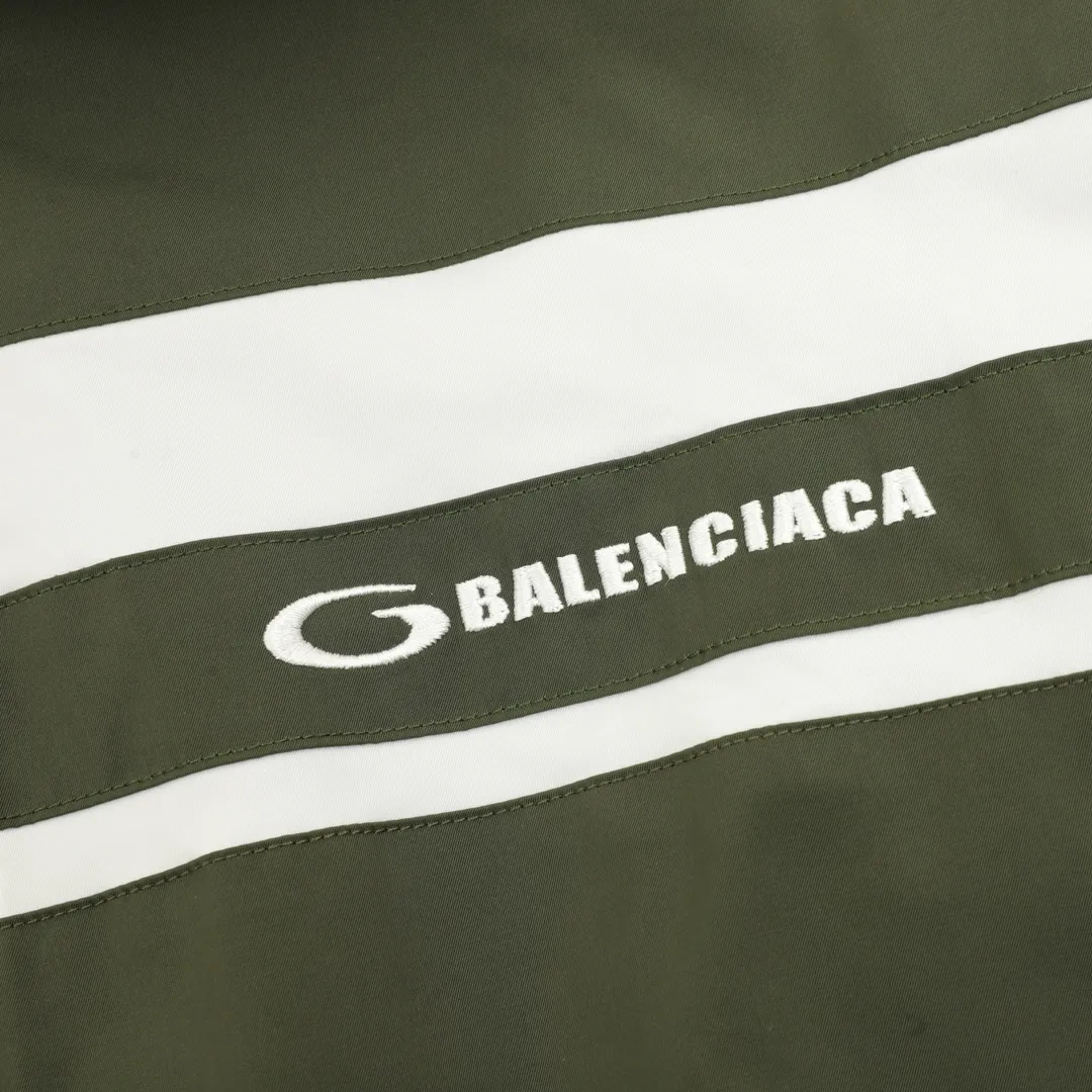 🅿️570 Balenciaga/Balenciaga two-color stitching letter embroidered windbreaker jacket This product uses high-quality PET sliced ​​polyester fiber as the spinning raw material to ensure that it has stable chemical and physical properties. Using a high-speed spinning process, PET slices are made into POY (pre-oriented yarn) or FDY (fully drawn yarn) through melting, filtration, spinneret extrusion and other steps. These filament products have the characteristics of high breaking strength, high elastic modulus, excellent heat setting properties, good resilience properties, heat resistance, light resistance, corrosion resistance, easy washing and quick drying. It adopts the classic washing and distressing process and is carefully polished to present a unique whitening effect, showing the retro charm that has accumulated over time. This process uses specific washing methods to achieve a certain visual and tactile effect on the garments, giving the garments an old and worn feel. Same style for men and women Sizes: XS-L
