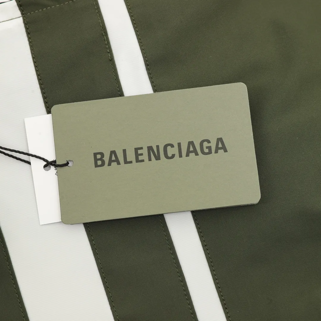 🅿️570 Balenciaga/Balenciaga two-color stitching letter embroidered windbreaker jacket This product uses high-quality PET sliced ​​polyester fiber as the spinning raw material to ensure that it has stable chemical and physical properties. Using a high-speed spinning process, PET slices are made into POY (pre-oriented yarn) or FDY (fully drawn yarn) through melting, filtration, spinneret extrusion and other steps. These filament products have the characteristics of high breaking strength, high elastic modulus, excellent heat setting properties, good resilience properties, heat resistance, light resistance, corrosion resistance, easy washing and quick drying. It adopts the classic washing and distressing process and is carefully polished to present a unique whitening effect, showing the retro charm that has accumulated over time. This process uses specific washing methods to achieve a certain visual and tactile effect on the garments, giving the garments an old and worn feel. Same style for men and women Sizes: XS-L