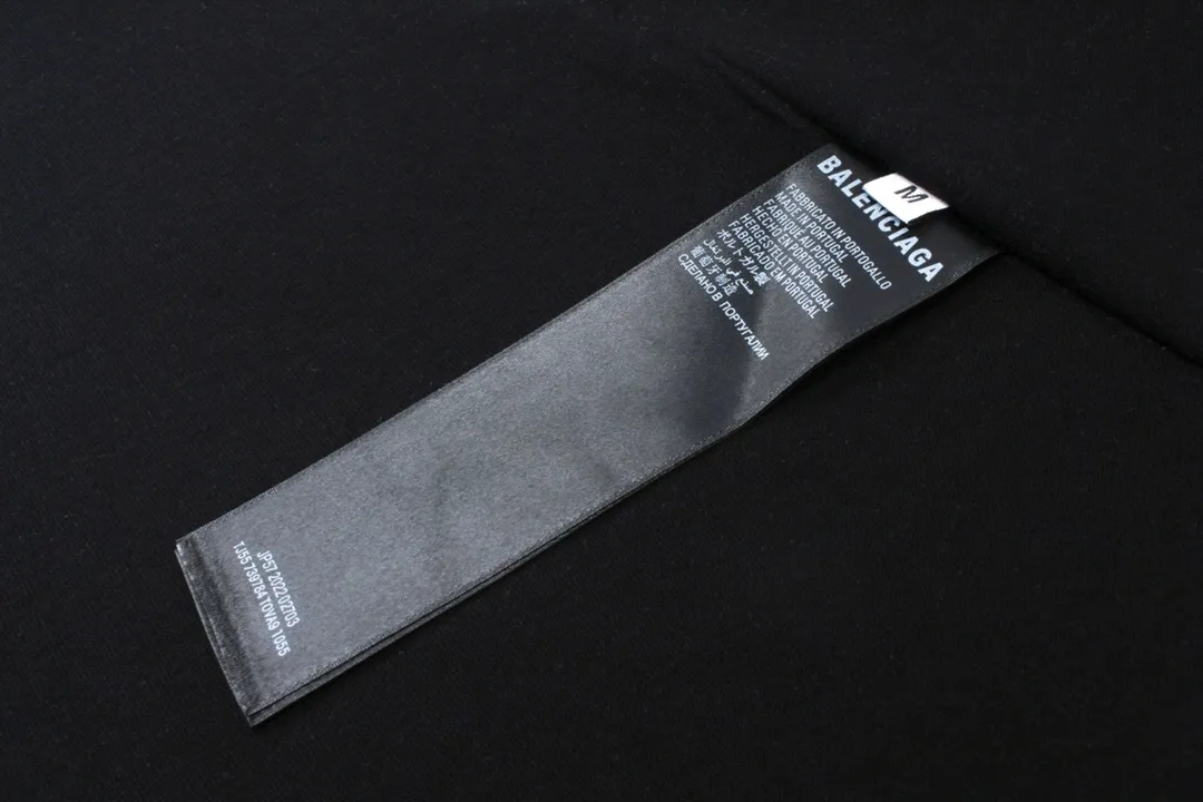 🅿️174 Detailed pictures [Top version. Official website quality] BALENCI*GA/Paris #2024 new model, the latest LOGO design on the chest. Mirror reverse printing The whole garment is made of Y-plate, and the garment is made with the bottom as the reverse side to make the outfit. #2024 Spring and Summer Brick Cabinet Synchronization Welcome to compare. The fabric is made of Paris ZP custom-woven and dyed cotton double yarn, with a weight of 260 grams. The cloth surface is clean. The cloth pattern is clear, soft and comfortable. The threads are dyed with no color difference. The classic letter LOGO is printed with imported environmentally friendly glue. The letters are clear and the effect is three-dimensional. Restore the brick cabinet, adopt OS loose shoulder style. Same style for men and women. Code: BL223352 Color: black. Light gray Size: XS to L