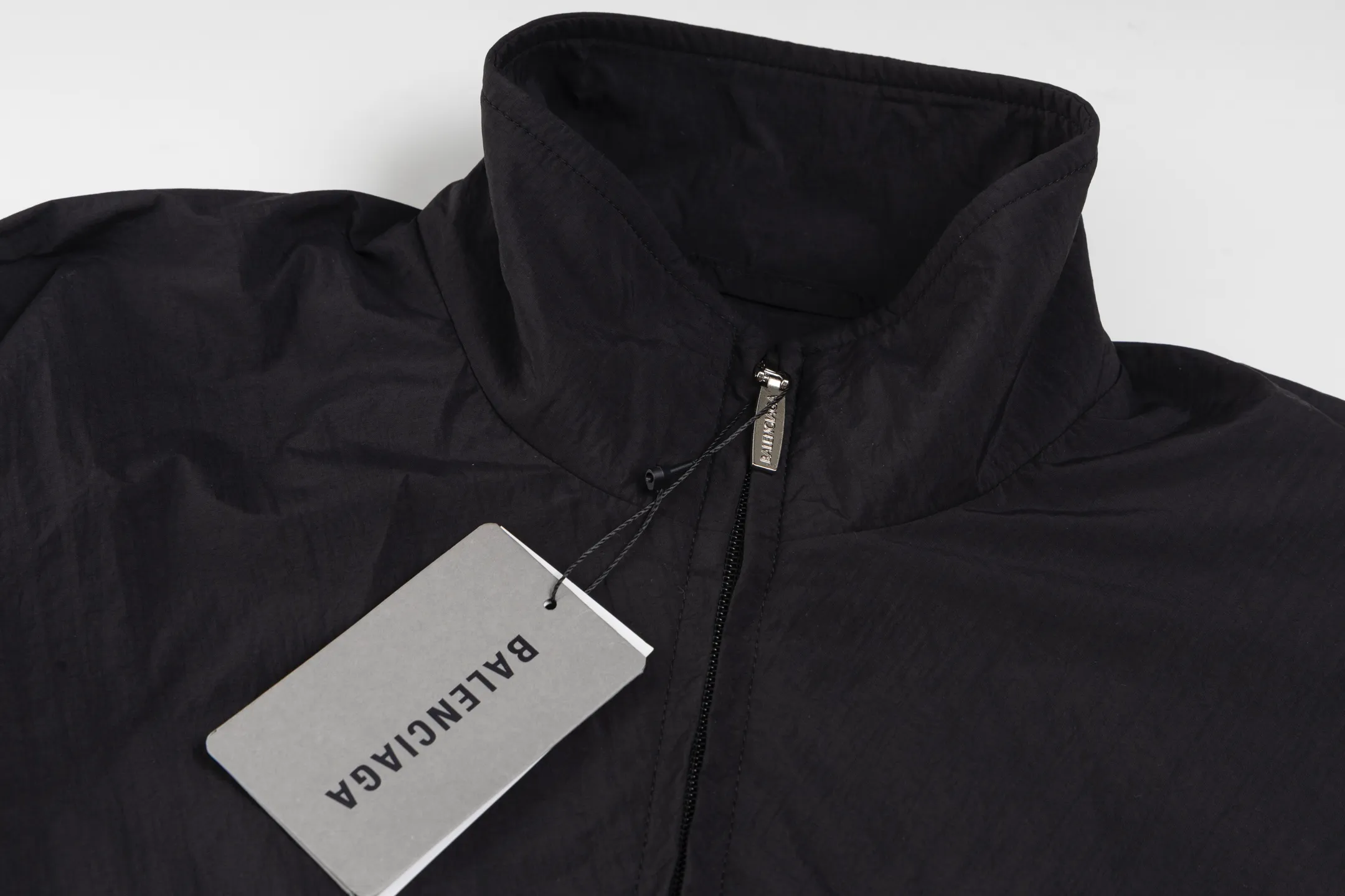 🅿️500 [Exclusive supply] BLCG Manchester United lion logo embroidered jacket The fabric is made of custom-made matte micro-pleated nylon four-way stretch Taslan, which has a high-quality texture. It not only has a unique touch and luster, but also has good elasticity and functionality. The embroidery printing uses an embroidery machine imported from Germany for high-density embroidery, and is matched with an imported Tajima machine for 10,000-needle embroidery. The line type is imported Coats. Line, the letter printing on the chest is clear and eye-catching, the 3B logo letter embroidery on the chest and cuffs and the Manchester United badge are embroidered with precise manual outline, the edges of the pattern are regular and the lines are smooth! The zippers have been customized by ZP molding, which not only improves the practicality and durability of the clothing, but also adds a sense of sophistication. Size:XS/S/M