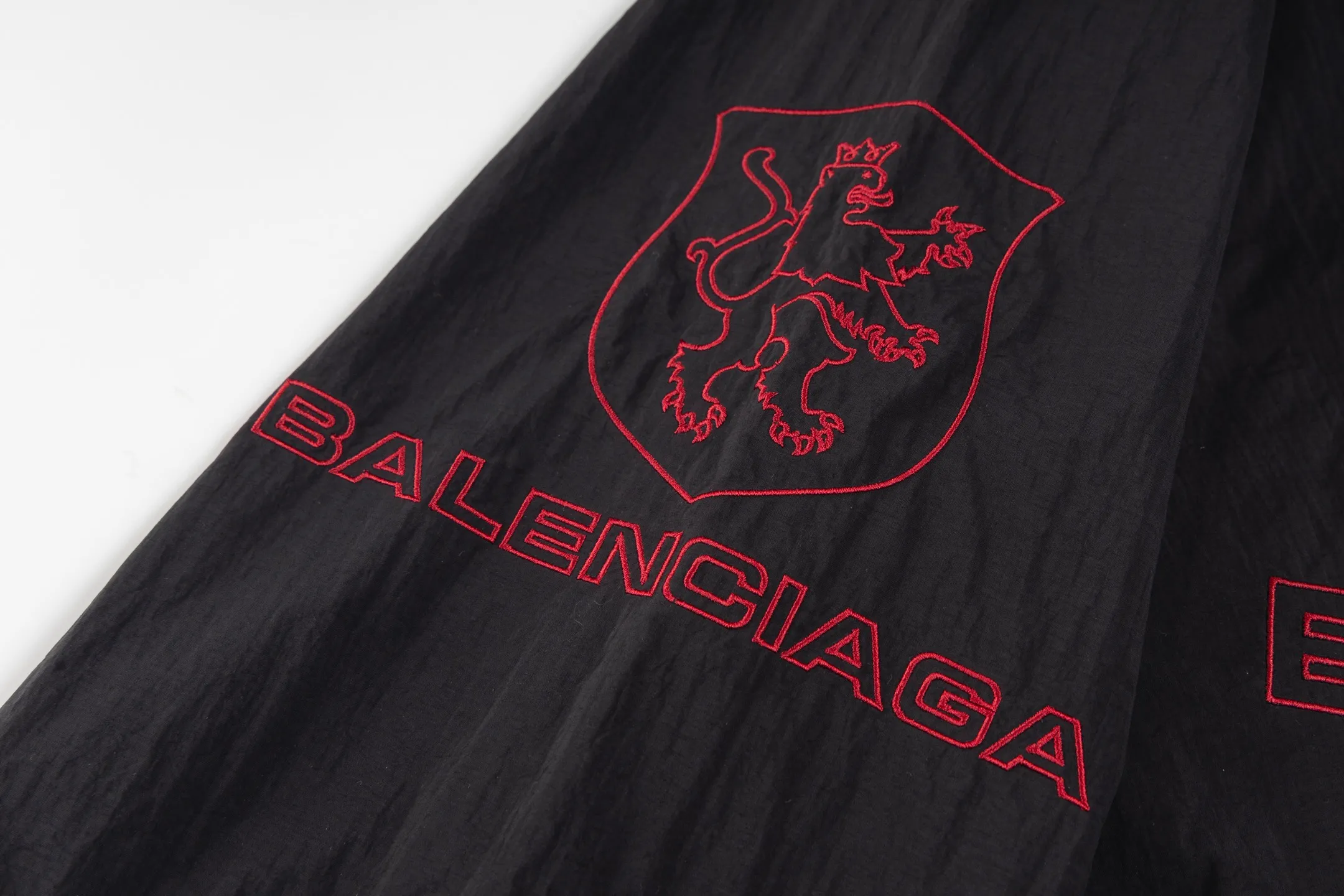 🅿️500 [Exclusive supply] BLCG Manchester United lion logo embroidered jacket The fabric is made of custom-made matte micro-pleated nylon four-way stretch Taslan, which has a high-quality texture. It not only has a unique touch and luster, but also has good elasticity and functionality. The embroidery printing uses an embroidery machine imported from Germany for high-density embroidery, and is matched with an imported Tajima machine for 10,000-needle embroidery. The line type is imported Coats. Line, the letter printing on the chest is clear and eye-catching, the 3B logo letter embroidery on the chest and cuffs and the Manchester United badge are embroidered with precise manual outline, the edges of the pattern are regular and the lines are smooth! The zippers have been customized by ZP molding, which not only improves the practicality and durability of the clothing, but also adds a sense of sophistication. Size:XS/S/M
