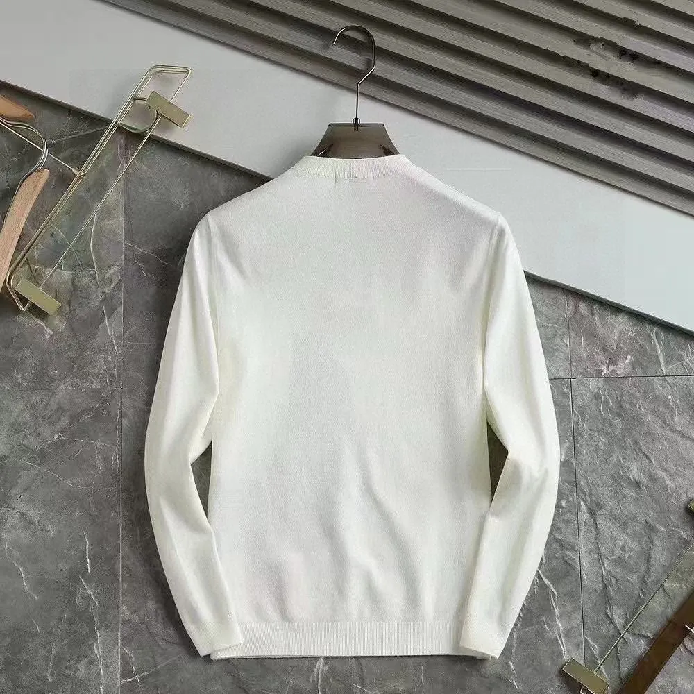 🅿️240 【BALENCIAGA】Autumn and winter classic round neck pullover sweater, in full condition! ! ! Wool blended fabric, the latest model in 2025, golden ratio! ! Slim-fitting soft gold, versatile and practical item, the combination and practicality are extremely powerful, simple and elegant, and classy! To create your own style, it is highly recommended to buy it in two colors. The standard slim fit tailoring process is suitable for both young and old men. It is knitted from wool and will not cause any discomfort! While keeping warm, it is stylish, textured and wearable, and the classic logo with contrasting colors on the chest feels in place! ! Recommended for regular customers! ! Size M-3XL (maximum wear: 190 pounds)