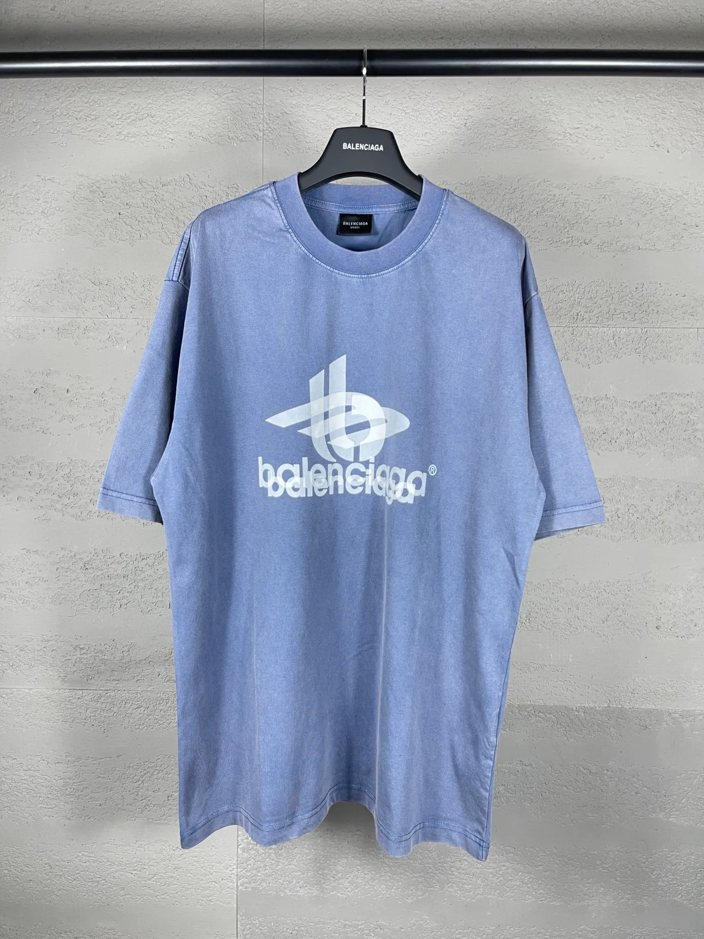 🅿️180 real photos [Top version. Official website quality] BALENCI*GA/Paris. 2024 new style. Phantom double LOGO classic pattern printed washed and distressed short-sleeved T-shirt. Brick cabinet synchronization. Genuine product developed at the first time, happy to print and compare! The fabric is made of Paris ZP custom-woven and dyed cotton with double yarns and compact cotton. The weight is 260 grams. The cloth surface is clean. The cloth pattern is clear, soft and comfortable. The threads are dyed with no color difference. The classic printing is made of environmentally friendly imported materials, with LOGO phantom effect, clear letters and three-dimensional effect. Restore the brick cabinet. Ready-made clothes are washed and distressed, different market currency, welcome to compare, the version adopts OS loose shoulder version. Same style for men and women Coding: BL223219 Color: Mist Blue Size: XS to L