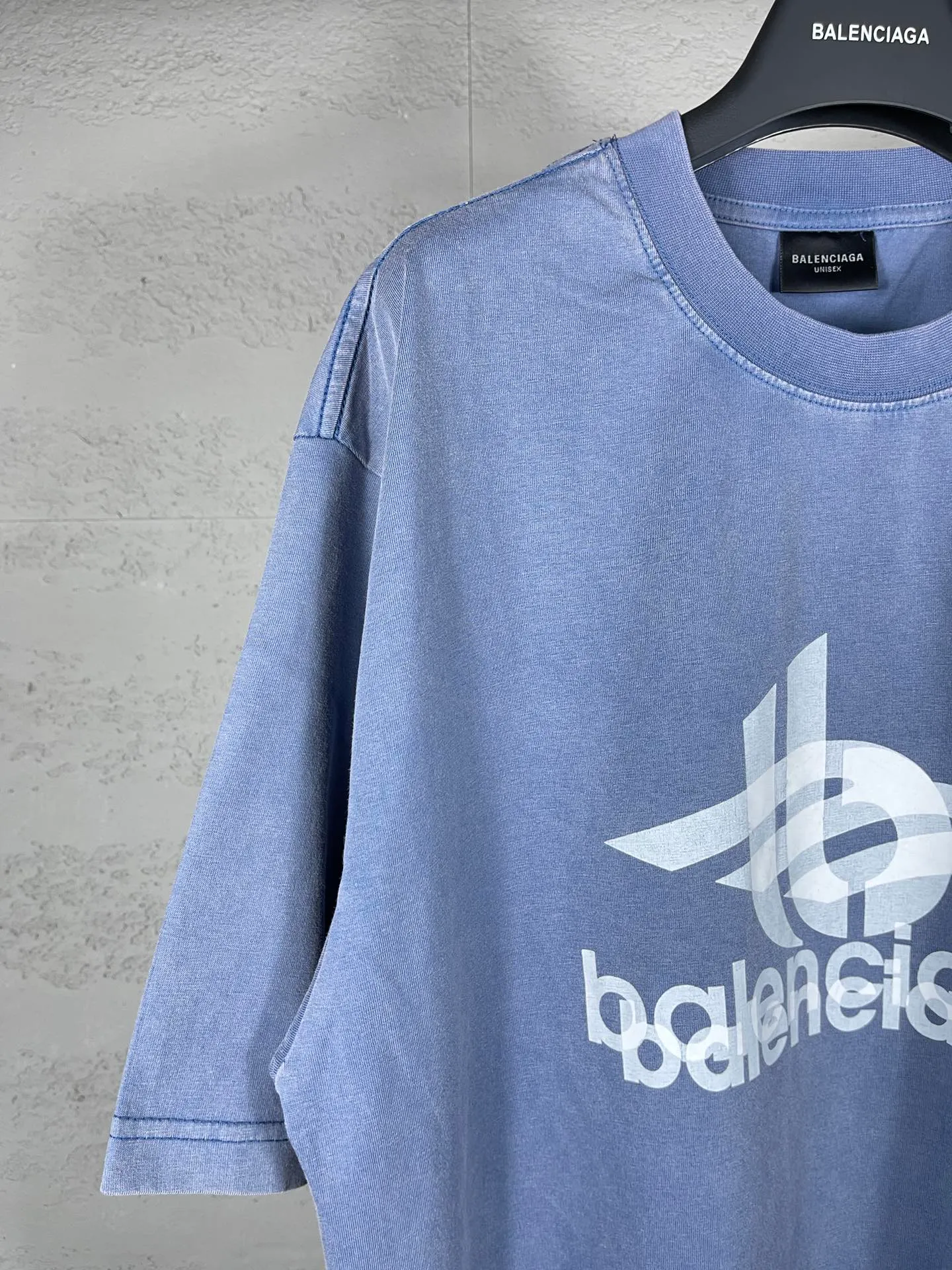 🅿️180 real photos [Top version. Official website quality] BALENCI*GA/Paris. 2024 new style. Phantom double LOGO classic pattern printed washed and distressed short-sleeved T-shirt. Brick cabinet synchronization. Genuine product developed at the first time, happy to print and compare! The fabric is made of Paris ZP custom-woven and dyed cotton with double yarns and compact cotton. The weight is 260 grams. The cloth surface is clean. The cloth pattern is clear, soft and comfortable. The threads are dyed with no color difference. The classic printing is made of environmentally friendly imported materials, with LOGO phantom effect, clear letters and three-dimensional effect. Restore the brick cabinet. Ready-made clothes are washed and distressed, different market currency, welcome to compare, the version adopts OS loose shoulder version. Same style for men and women Coding: BL223219 Color: Mist Blue Size: XS to L