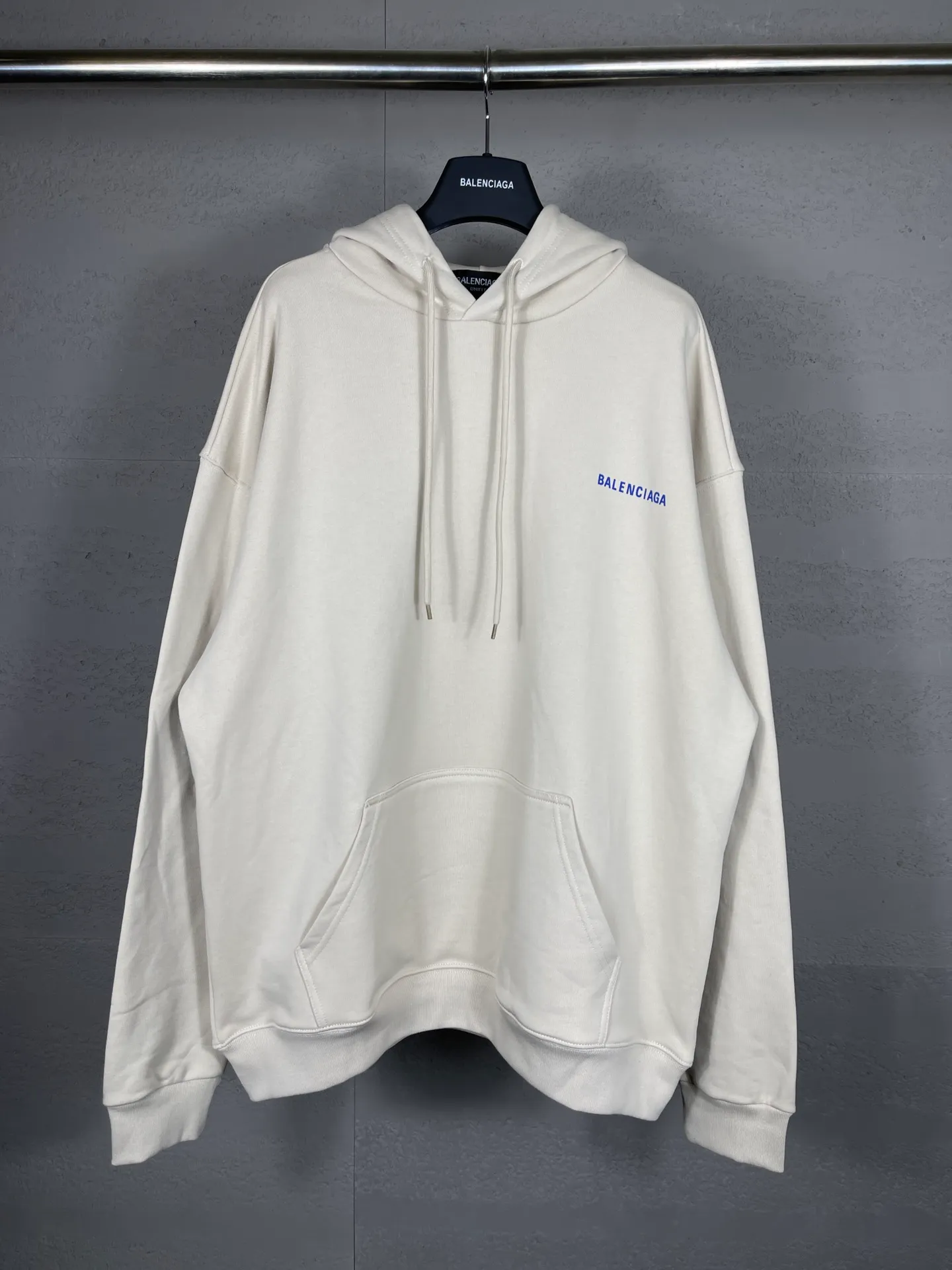 🅿️290 real photos [Top version. Official website quality] BALENCI*GA/Paris#Classic style. Classic letter printed hooded sweatshirt on the front and back. Brick cabinet synchronized. Welcome to compare! The fabric is made of Paris ZP custom-woven and dyed cotton terry sweatshirt. The weight is 450 grams. The cloth surface is clean. The cloth pattern is clear, soft and comfortable. The threads are dyed with no color difference. The classic pattern is printed with environmentally friendly imported materials, precision printing screen, the letters are clear, the effect is three-dimensional, and the brick cabinet is restored. The version adopts OS loose shoulder design. Same style for men and women. Coding: BL238026 Color: black, beige, blue Size: XS S M L