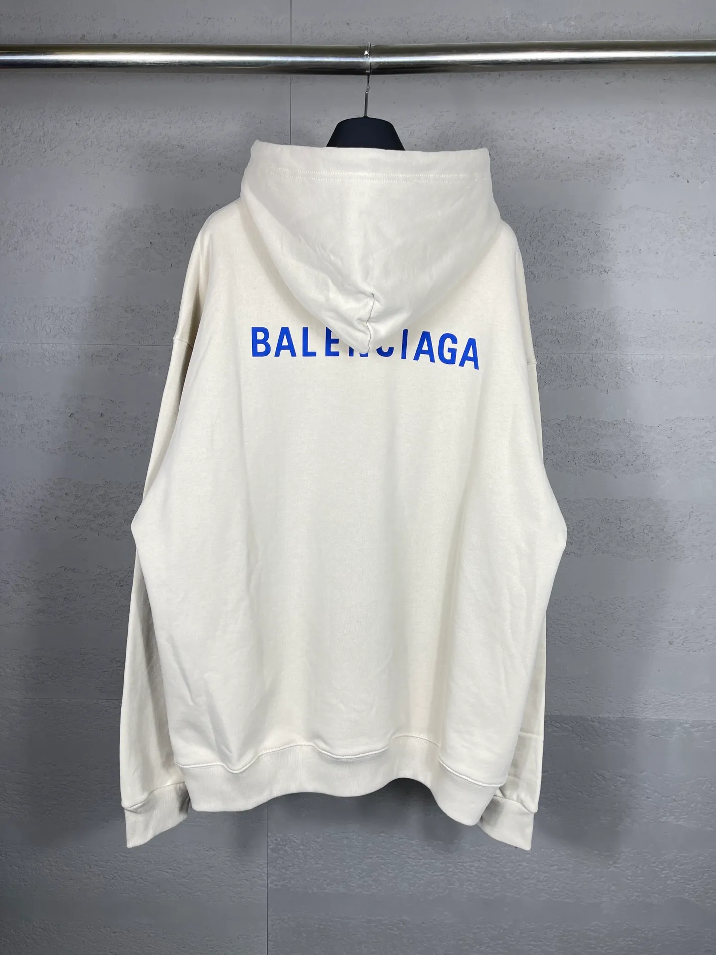 🅿️290 real photos [Top version. Official website quality] BALENCI*GA/Paris#Classic style. Classic letter printed hooded sweatshirt on the front and back. Brick cabinet synchronized. Welcome to compare! The fabric is made of Paris ZP custom-woven and dyed cotton terry sweatshirt. The weight is 450 grams. The cloth surface is clean. The cloth pattern is clear, soft and comfortable. The threads are dyed with no color difference. The classic pattern is printed with environmentally friendly imported materials, precision printing screen, the letters are clear, the effect is three-dimensional, and the brick cabinet is restored. The version adopts OS loose shoulder design. Same style for men and women. Coding: BL238026 Color: black, beige, blue Size: XS S M L
