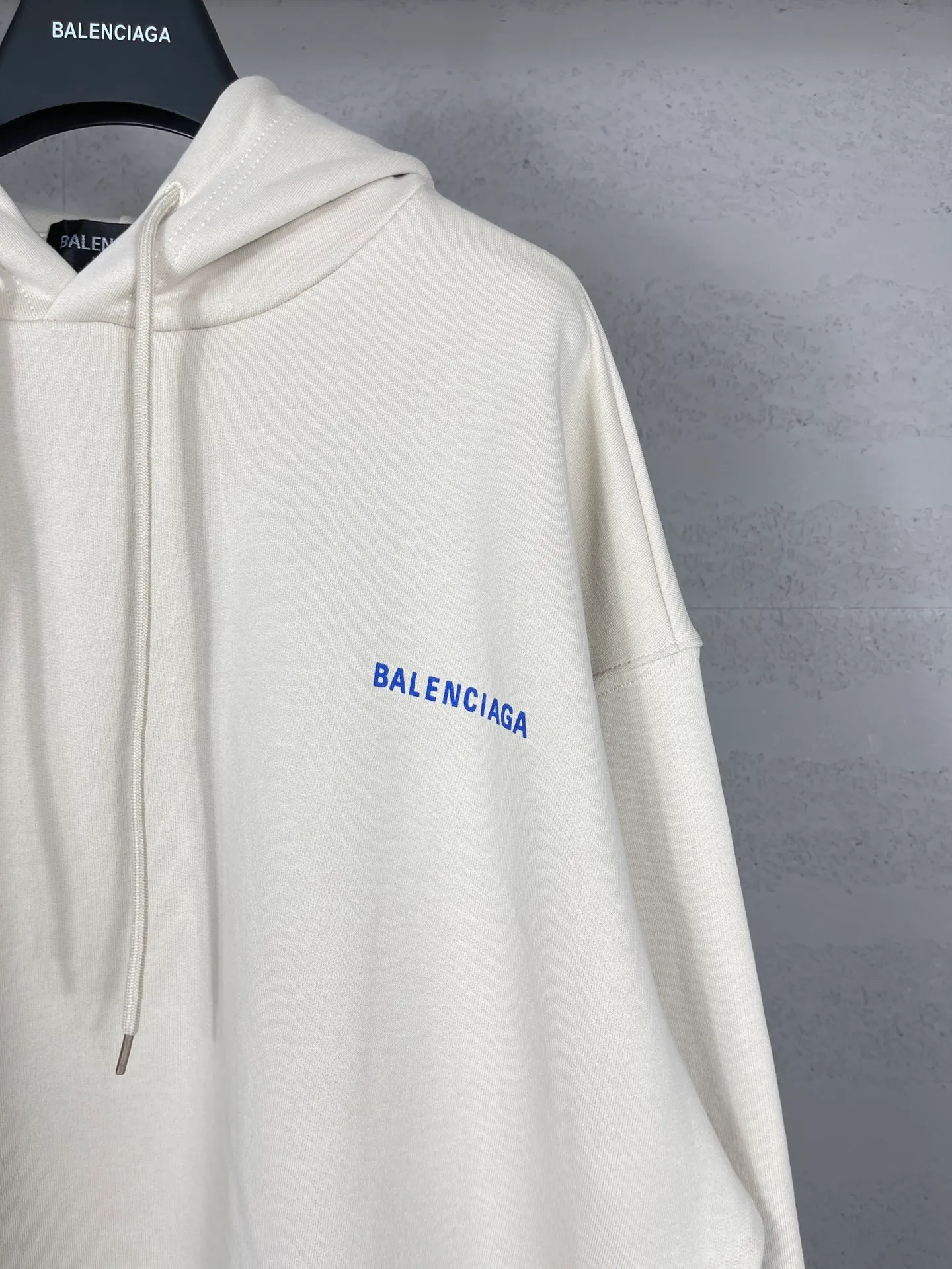 🅿️290 real photos [Top version. Official website quality] BALENCI*GA/Paris#Classic style. Classic letter printed hooded sweatshirt on the front and back. Brick cabinet synchronized. Welcome to compare! The fabric is made of Paris ZP custom-woven and dyed cotton terry sweatshirt. The weight is 450 grams. The cloth surface is clean. The cloth pattern is clear, soft and comfortable. The threads are dyed with no color difference. The classic pattern is printed with environmentally friendly imported materials, precision printing screen, the letters are clear, the effect is three-dimensional, and the brick cabinet is restored. The version adopts OS loose shoulder design. Same style for men and women. Coding: BL238026 Color: black, beige, blue Size: XS S M L