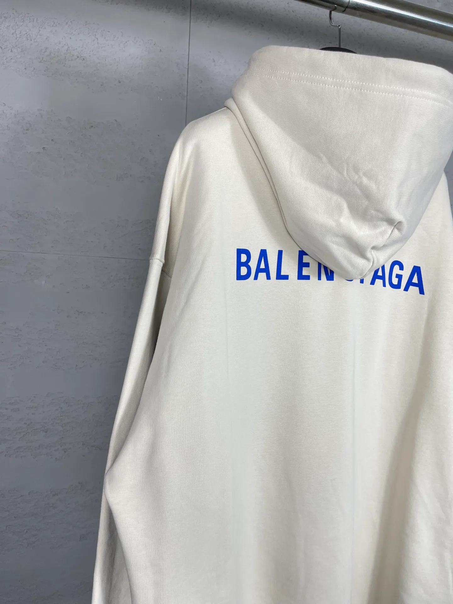 🅿️290 real photos [Top version. Official website quality] BALENCI*GA/Paris#Classic style. Classic letter printed hooded sweatshirt on the front and back. Brick cabinet synchronized. Welcome to compare! The fabric is made of Paris ZP custom-woven and dyed cotton terry sweatshirt. The weight is 450 grams. The cloth surface is clean. The cloth pattern is clear, soft and comfortable. The threads are dyed with no color difference. The classic pattern is printed with environmentally friendly imported materials, precision printing screen, the letters are clear, the effect is three-dimensional, and the brick cabinet is restored. The version adopts OS loose shoulder design. Same style for men and women. Coding: BL238026 Color: black, beige, blue Size: XS S M L