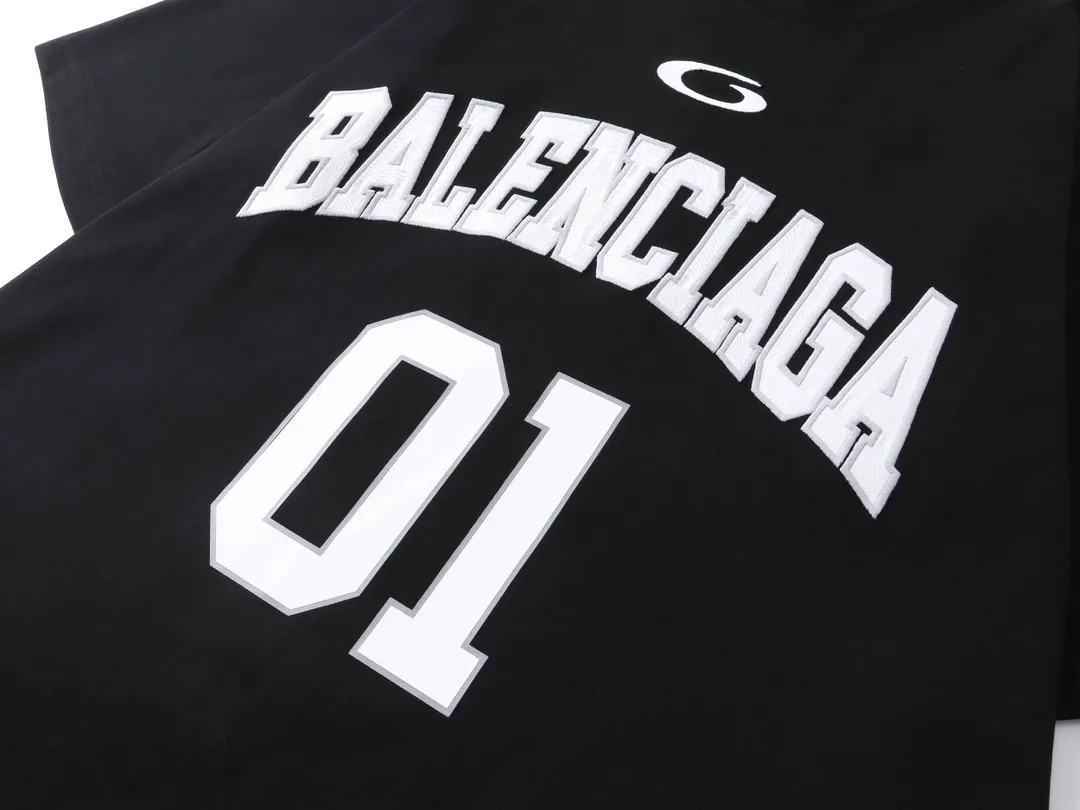 🅿️210 Actual pictures [Top version. Official website quality] BALENCI*GA/Paris.SS25 latest basketball uniform embroidered printed long-sleeved T-shirt. The front embroidery is embroidered and printed using a Tajima computer embroidery machine, the lower left corner is stamped, and the back piece is printed. Brick cabinets are synchronized. Genuine products are developed at the first time. The fabric is made of Paris ZP custom-woven and dyed cotton double yarn. Weighing 260 grams, the cloth surface is clean. The cloth pattern is clear, soft and comfortable. The threads are dyed with no color difference. The printing uses environmentally friendly imported materials, the letters are clear and the effect is three-dimensional. The version adopts OS loose shoulder design. Same style for men and women. Code: BL253626 Color: black, white, orchid, purple, yellow, green. Size: XS S M L