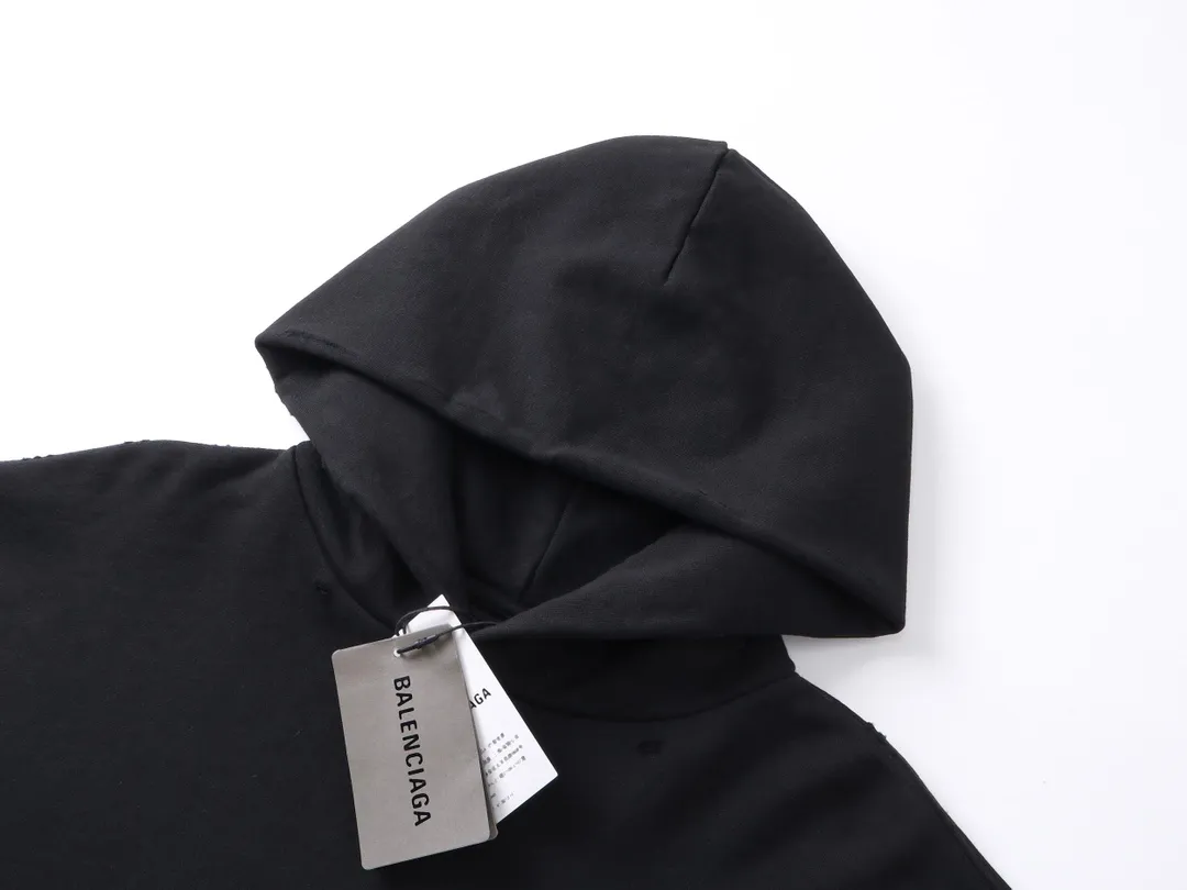 🅿️350 real photos [Top version. Official website quality] BALENCI*GA/Paris BALENCI*GA# New model, classic LOGO embroidery, washed, frayed and damaged hem, greatly distressed hooded sweatshirt. Brick cabinet synchronization. The worn and worn ZP is the same, welcome to compare. The fabric is made of Paris ZP custom-woven and dyed cotton terry Davidson. The weight is 460 grams. The cloth surface is clean. The cloth pattern is clear. Soft and comfortable. The color fastness is good. It is not easy to change color. The threads are woven and dyed with no color difference. The embroidery uses a Tajima embroidery machine, the letters are three-dimensional, the garment is washed and worn, and the hem is worn and worn in all directions, extra heavy craftsmanship. Comparisons welcome. Restore brick cabinet. The version adopts OS loose shoulder style. Same style for men and women. Code: BL238951 Color: Black Size: XS S M L