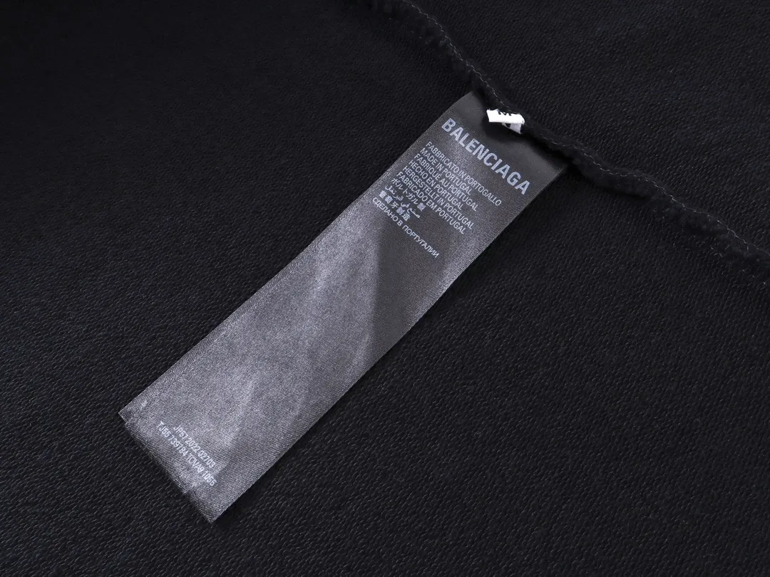 🅿️350 real photos [Top version. Official website quality] BALENCI*GA/Paris BALENCI*GA# New model, classic LOGO embroidery, washed, frayed and damaged hem, greatly distressed hooded sweatshirt. Brick cabinet synchronization. The worn and worn ZP is the same, welcome to compare. The fabric is made of Paris ZP custom-woven and dyed cotton terry Davidson. The weight is 460 grams. The cloth surface is clean. The cloth pattern is clear. Soft and comfortable. The color fastness is good. It is not easy to change color. The threads are woven and dyed with no color difference. The embroidery uses a Tajima embroidery machine, the letters are three-dimensional, the garment is washed and worn, and the hem is worn and worn in all directions, extra heavy craftsmanship. Comparisons welcome. Restore brick cabinet. The version adopts OS loose shoulder style. Same style for men and women. Code: BL238951 Color: Black Size: XS S M L