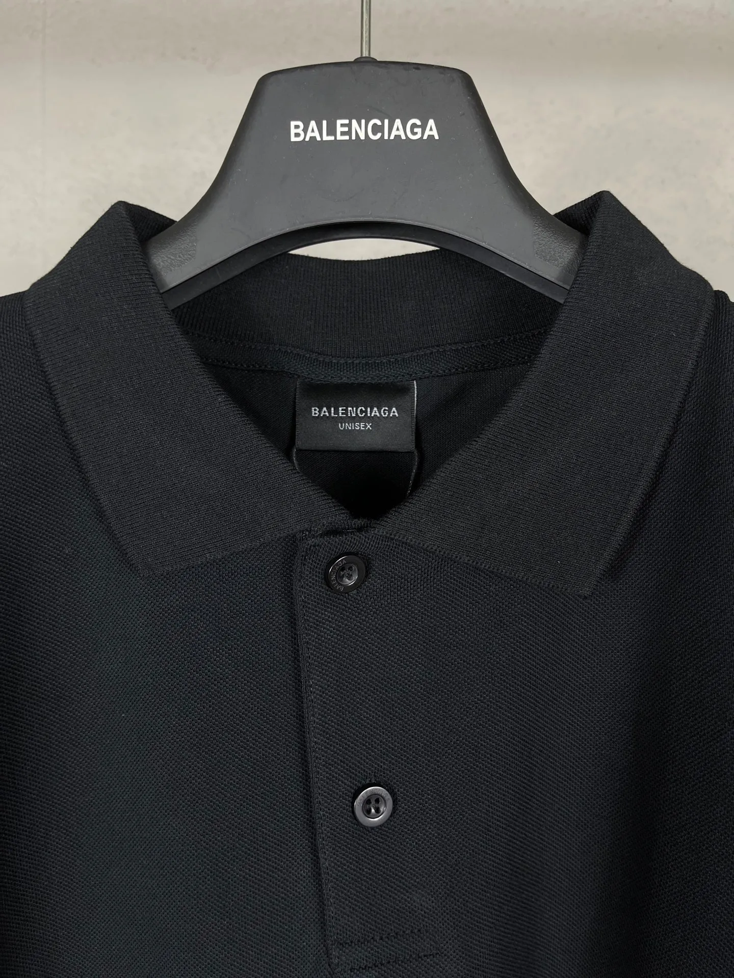 🅿️220 Real photos [Top version. Official website quality] BALENCI*GA/Paris #2025 new Paris letter LOGO embroidered POLO shirt, full of design, welcome to compare. The fabric is made of Paris ZP custom-woven and dyed cotton pique, with a weight of 260 grams. The cloth surface is clean. The cloth pattern is clear, soft and comfortable. The threads are woven and dyed with no color difference. The embroidered LOGO is embroidered using imported Tajima embroidery machine. The effect is three-dimensional. Restore the brick cabinet, adopt OS loose shoulder style. Same style for men and women. Coding: BL252218 Color: black, white Size: XS S M L