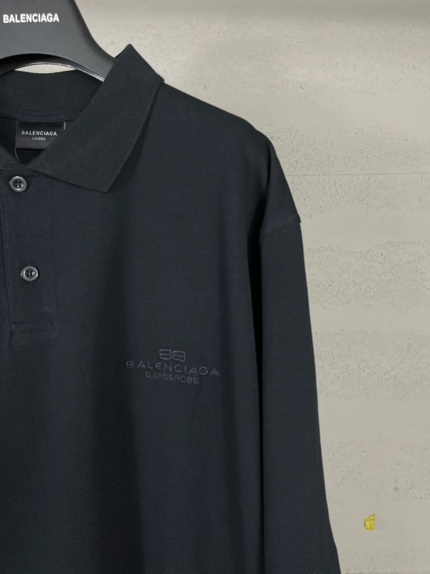 🅿️220 Real photos [Top version. Official website quality] BALENCI*GA/Paris #2025 new Paris letter LOGO embroidered POLO shirt, full of design, welcome to compare. The fabric is made of Paris ZP custom-woven and dyed cotton pique, with a weight of 260 grams. The cloth surface is clean. The cloth pattern is clear, soft and comfortable. The threads are woven and dyed with no color difference. The embroidered LOGO is embroidered using imported Tajima embroidery machine. The effect is three-dimensional. Restore the brick cabinet, adopt OS loose shoulder style. Same style for men and women. Coding: BL252218 Color: black, white Size: XS S M L
