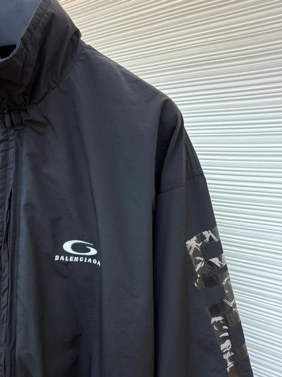 Balenciaga Arm Masking Tape Jacket ●Original version: Purchased and developed in 19319 ●Item number: 1681585-B25 ●Fabric: Regenerated nylon fabric ●Technology: Printing ●Color: black ●Version: loose fit ●Weight: about 640 grams ●Size: XS-S-M-L ●Description: This black jacket is made of high-density nylon fabric, which feels light and crisp and has good wind resistance. The stand-up collar design and two-way zipper are both warm and neat. The pattern on the sleeves uses high-precision printing technology. The colors are bright and the details are clear, highlighting the brand recognition. The body adopts a loose version with smooth tailoring, comfortable to wear and free of movement. The large pockets on both sides of the front are both practical and decorative. , the double-line reinforcement on the inside of the collar and cuffs enhances durability. The brand logo on the chest adopts precision embossing technology. The surface is multi-layered and has a uniform gloss, which is in sharp contrast with the black fabric. The inner edge is neatly bound and there are no excess threads. The overall design is simple and elegant, with exquisite details. From the fabric to the hardware accessories, it reflects the pursuit of quality. It is an ideal choice for daily wear and outdoor travel. Purchase the original version for development, order the color and dye it, and feel free to compare it with any version on the market!