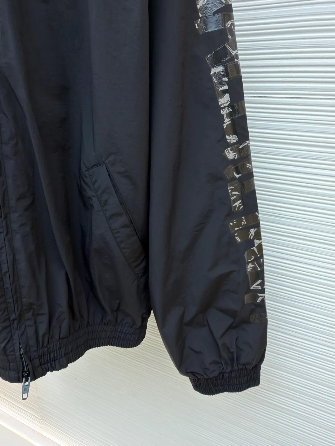 Balenciaga Arm Masking Tape Jacket ●Original version: Purchased and developed in 19319 ●Item number: 1681585-B25 ●Fabric: Regenerated nylon fabric ●Technology: Printing ●Color: black ●Version: loose fit ●Weight: about 640 grams ●Size: XS-S-M-L ●Description: This black jacket is made of high-density nylon fabric, which feels light and crisp and has good wind resistance. The stand-up collar design and two-way zipper are both warm and neat. The pattern on the sleeves uses high-precision printing technology. The colors are bright and the details are clear, highlighting the brand recognition. The body adopts a loose version with smooth tailoring, comfortable to wear and free of movement. The large pockets on both sides of the front are both practical and decorative. , the double-line reinforcement on the inside of the collar and cuffs enhances durability. The brand logo on the chest adopts precision embossing technology. The surface is multi-layered and has a uniform gloss, which is in sharp contrast with the black fabric. The inner edge is neatly bound and there are no excess threads. The overall design is simple and elegant, with exquisite details. From the fabric to the hardware accessories, it reflects the pursuit of quality. It is an ideal choice for daily wear and outdoor travel. Purchase the original version for development, order the color and dye it, and feel free to compare it with any version on the market!