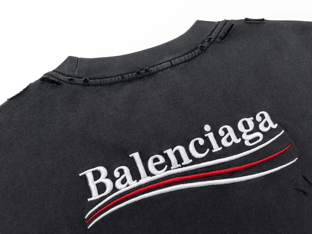 🅿️174 Detailed picture [Top version. Official website quality] BALENCI*GA/Paris. Coke embroidered washed distressed short-sleeved T-shirt. Brick cabinet synchronization. The fabric is made of Paris ZP custom-woven and dyed 100% cotton double yarn compact cotton. The weight is 260 grams, the cloth surface is clean. The cloth pattern is clear, soft and comfortable, and the thread is dyed with no color difference. The classic pattern is embroidered using an imported Tajima embroidery machine. The lines are precise and the effect is three-dimensional. Restored brick cabinets. The garments are washed and worn with heavy craftsmanship. Hand-polished. Different market currency. Welcome to compare. The version adopts the OS loose shoulder version. The same style for men and women. Code: BL223026 Color: Washed Black Size: XS S M L