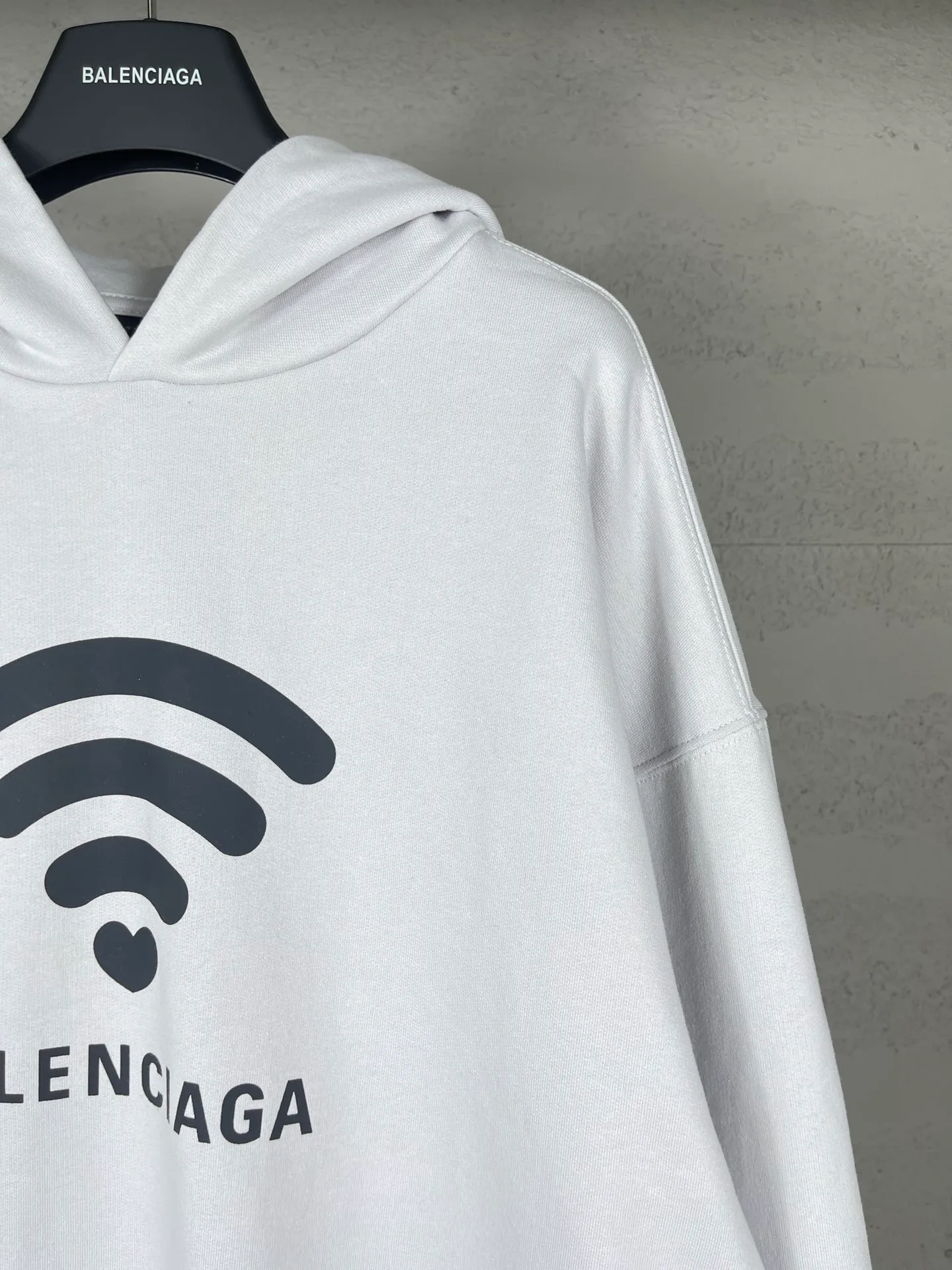 🅿️300 real photos [Top version. Official website quality] BALENCI*GA/Paris. 2024 limited edition. 520 limited edition WI-FI catwalk style printed hooded sweatshirt, synchronized with brick cabinets. Developed genuine product in the first time, enjoy printing and comparison! The fabric is made of Paris ZP custom-woven and dyed cotton sweatshirt. Weighing 460 grams, the cloth surface is clean. The cloth pattern is clear, soft and comfortable. The threads are dyed with no color difference. The printing uses environmentally friendly imported materials. The letters are clear and the effect is three-dimensional. The version adopts OS loose shoulder design. Same style for men and women. Code: BL238915 Color: black, off-white Size: XS S M L