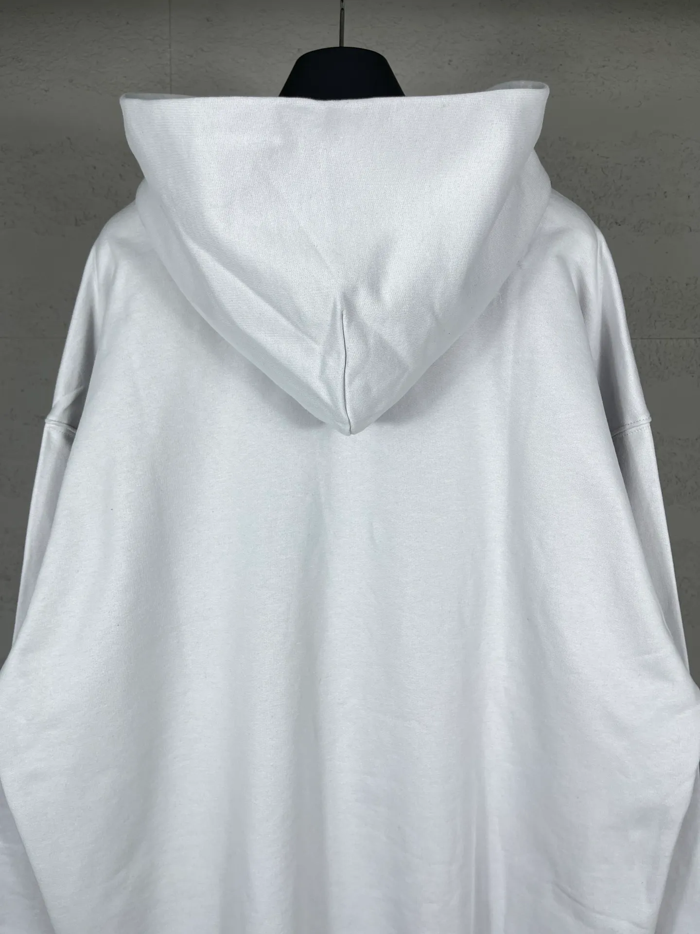 🅿️300 real photos [Top version. Official website quality] BALENCI*GA/Paris. 2024 limited edition. 520 limited edition WI-FI catwalk style printed hooded sweatshirt, synchronized with brick cabinets. Developed genuine product in the first time, enjoy printing and comparison! The fabric is made of Paris ZP custom-woven and dyed cotton sweatshirt. Weighing 460 grams, the cloth surface is clean. The cloth pattern is clear, soft and comfortable. The threads are dyed with no color difference. The printing uses environmentally friendly imported materials. The letters are clear and the effect is three-dimensional. The version adopts OS loose shoulder design. Same style for men and women. Code: BL238915 Color: black, off-white Size: XS S M L