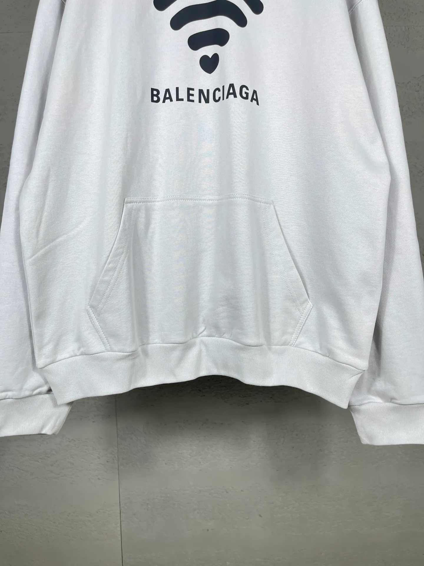 🅿️300 real photos [Top version. Official website quality] BALENCI*GA/Paris. 2024 limited edition. 520 limited edition WI-FI catwalk style printed hooded sweatshirt, synchronized with brick cabinets. Developed genuine product in the first time, enjoy printing and comparison! The fabric is made of Paris ZP custom-woven and dyed cotton sweatshirt. Weighing 460 grams, the cloth surface is clean. The cloth pattern is clear, soft and comfortable. The threads are dyed with no color difference. The printing uses environmentally friendly imported materials. The letters are clear and the effect is three-dimensional. The version adopts OS loose shoulder design. Same style for men and women. Code: BL238915 Color: black, off-white Size: XS S M L
