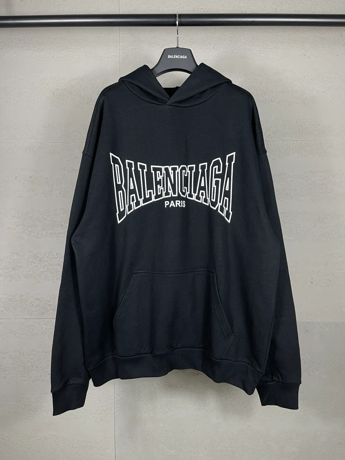 🅿️320 real photos [Top version. Official website quality] BALENCI*GA/Paris. SS25 latest model, classic LOGO art crack print short-sleeved hooded sweatshirt. Brick cabinet synchronization. Genuine product developed in the first time, happy to print and compare! The fabric is made of Paris ZP custom-woven and dyed cotton sweatshirt. Weighing 460 grams, the cloth surface is clean. The cloth pattern is clear, soft and comfortable. The threads are dyed with no color difference. The printing uses environmentally friendly imported crack printing materials. The letters are clear and the effect is three-dimensional. The version adopts OS loose shoulder design. Same style for men and women. Code: BL238956 Color: black, floral gray Size: XS S M L