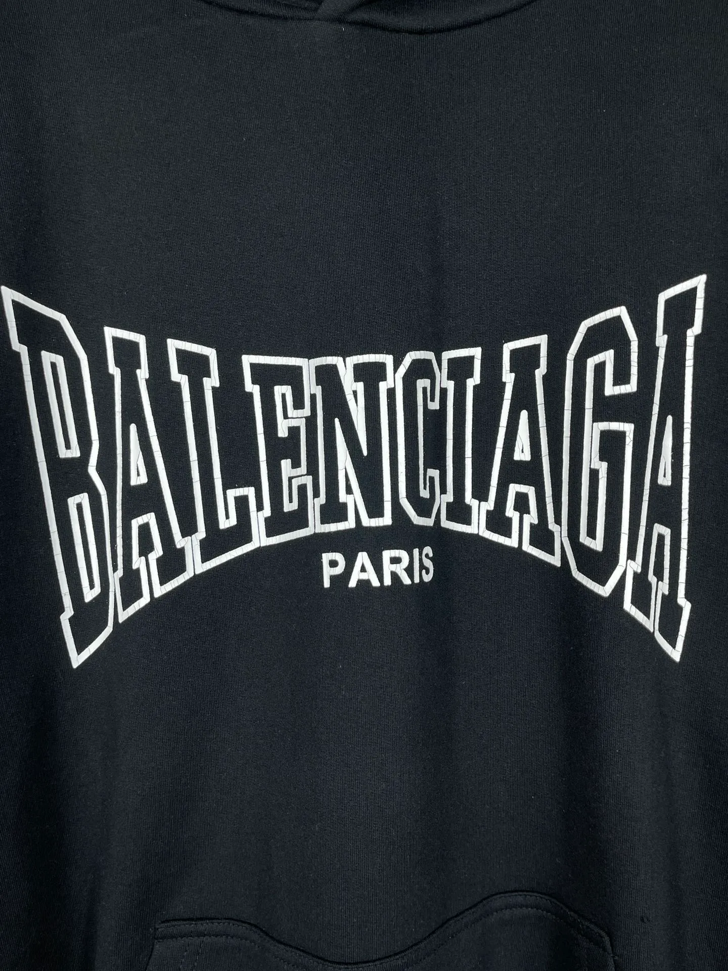 🅿️320 real photos [Top version. Official website quality] BALENCI*GA/Paris. SS25 latest model, classic LOGO art crack print short-sleeved hooded sweatshirt. Brick cabinet synchronization. Genuine product developed in the first time, happy to print and compare! The fabric is made of Paris ZP custom-woven and dyed cotton sweatshirt. Weighing 460 grams, the cloth surface is clean. The cloth pattern is clear, soft and comfortable. The threads are dyed with no color difference. The printing uses environmentally friendly imported crack printing materials. The letters are clear and the effect is three-dimensional. The version adopts OS loose shoulder design. Same style for men and women. Code: BL238956 Color: black, floral gray Size: XS S M L