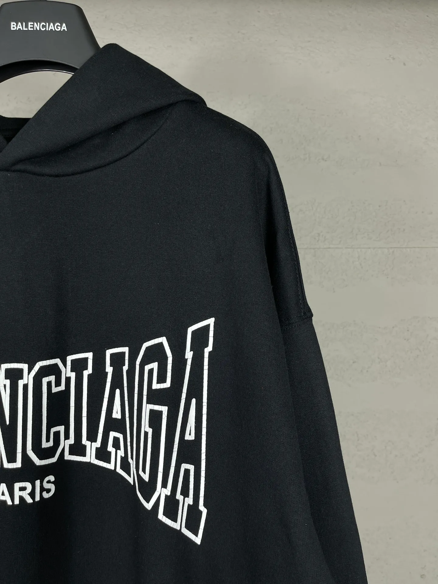🅿️320 real photos [Top version. Official website quality] BALENCI*GA/Paris. SS25 latest model, classic LOGO art crack print short-sleeved hooded sweatshirt. Brick cabinet synchronization. Genuine product developed in the first time, happy to print and compare! The fabric is made of Paris ZP custom-woven and dyed cotton sweatshirt. Weighing 460 grams, the cloth surface is clean. The cloth pattern is clear, soft and comfortable. The threads are dyed with no color difference. The printing uses environmentally friendly imported crack printing materials. The letters are clear and the effect is three-dimensional. The version adopts OS loose shoulder design. Same style for men and women. Code: BL238956 Color: black, floral gray Size: XS S M L
