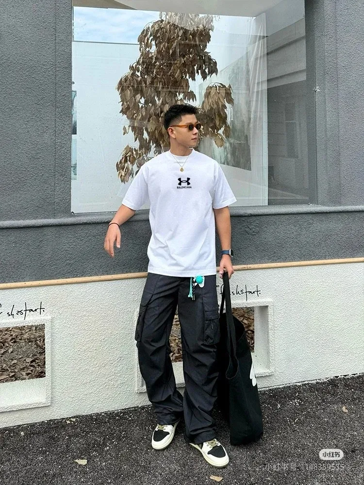♻️💯Refer to the model picture for the upper body❤️The top version of Balenciaga Under Armor printed round neck short-sleeved T-shirt. Purchase the original pattern and make a sample. Match the original fabric, pattern and details. Fabric: Made of 100% pure cotton fabric and imported cotton yarn. Soft, skin-friendly and non-irritating.  Craftsmanship: The clothing is a front-shoulder version, and all pieces are cut one-to-one by professional masters. Details: All accessories are genuine one-to-one custom-made and fully equipped, including the buttons on the front of the clothing.  Purchase the original benchmarking details fabric, high version, heavyweight high weight 320g double yarn pure cotton fabric color: black code number: XS S M L P: 290