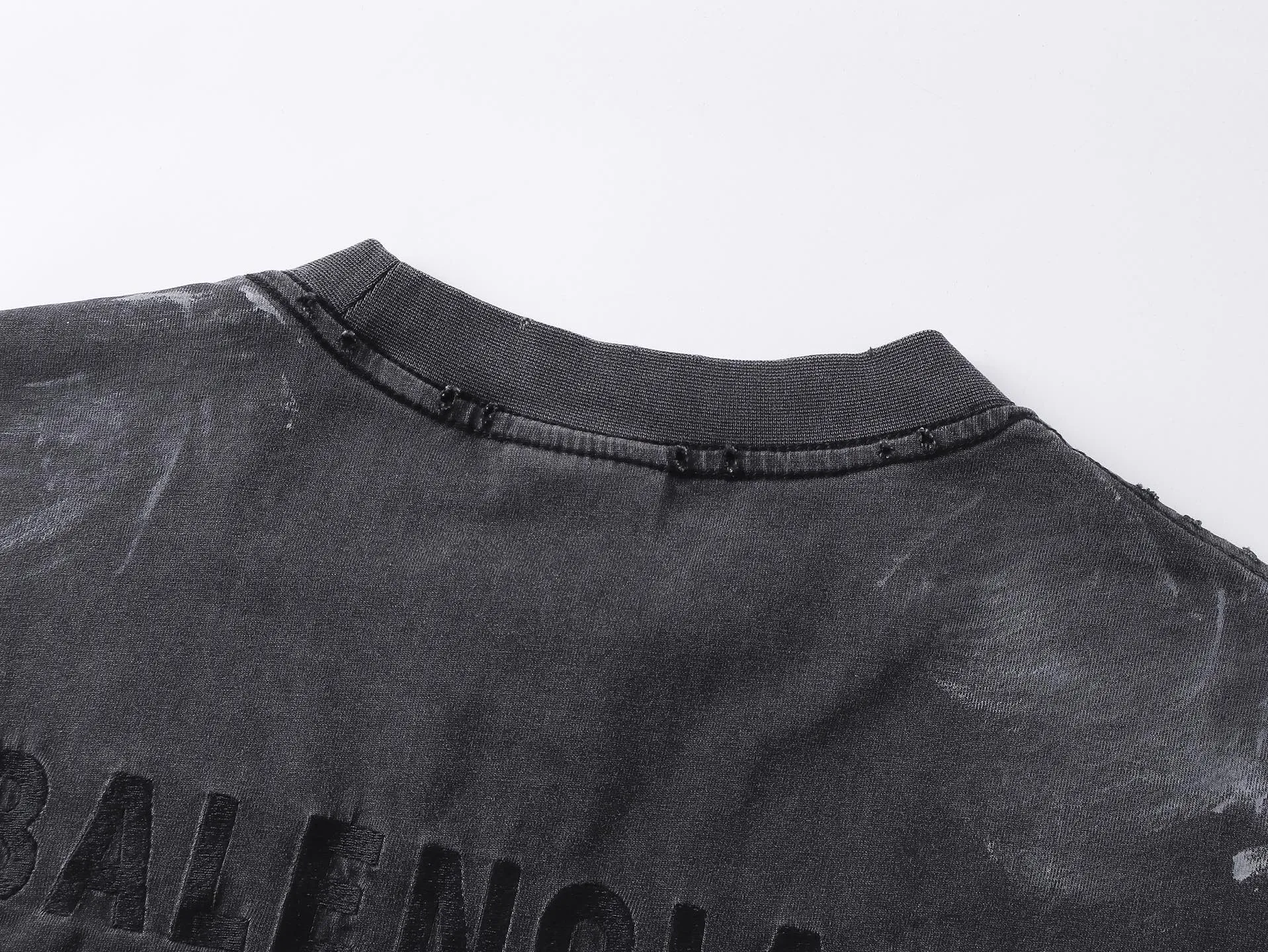 🅿️226 Actual pictures [Top version. Official website quality] BALENCI*GA/Paris #2025 new style. Front and back letter LOGO embroidery, hand-painted graffiti, washed and worn long-sleeved T-shirt, full of design. Welcome to compare. Notice! ️The fabric uses genuine environmentally friendly dyes, custom-woven and dyed 100% cotton double yarn, weight 260 grams, the cloth surface is clean. The cloth pattern is clear, soft and comfortable. The threads are dyed with no color difference. The classic letter LOGO is embroidered using imported Tajima embroidery machine. The garments are washed, distressed and hand-painted with graffiti. Extra heavy craftsmanship. . Restore the brick cabinet, adopt OS loose shoulder style. Same style for men and women. Code: BL255072 Color: black and gray Size: XS S M L