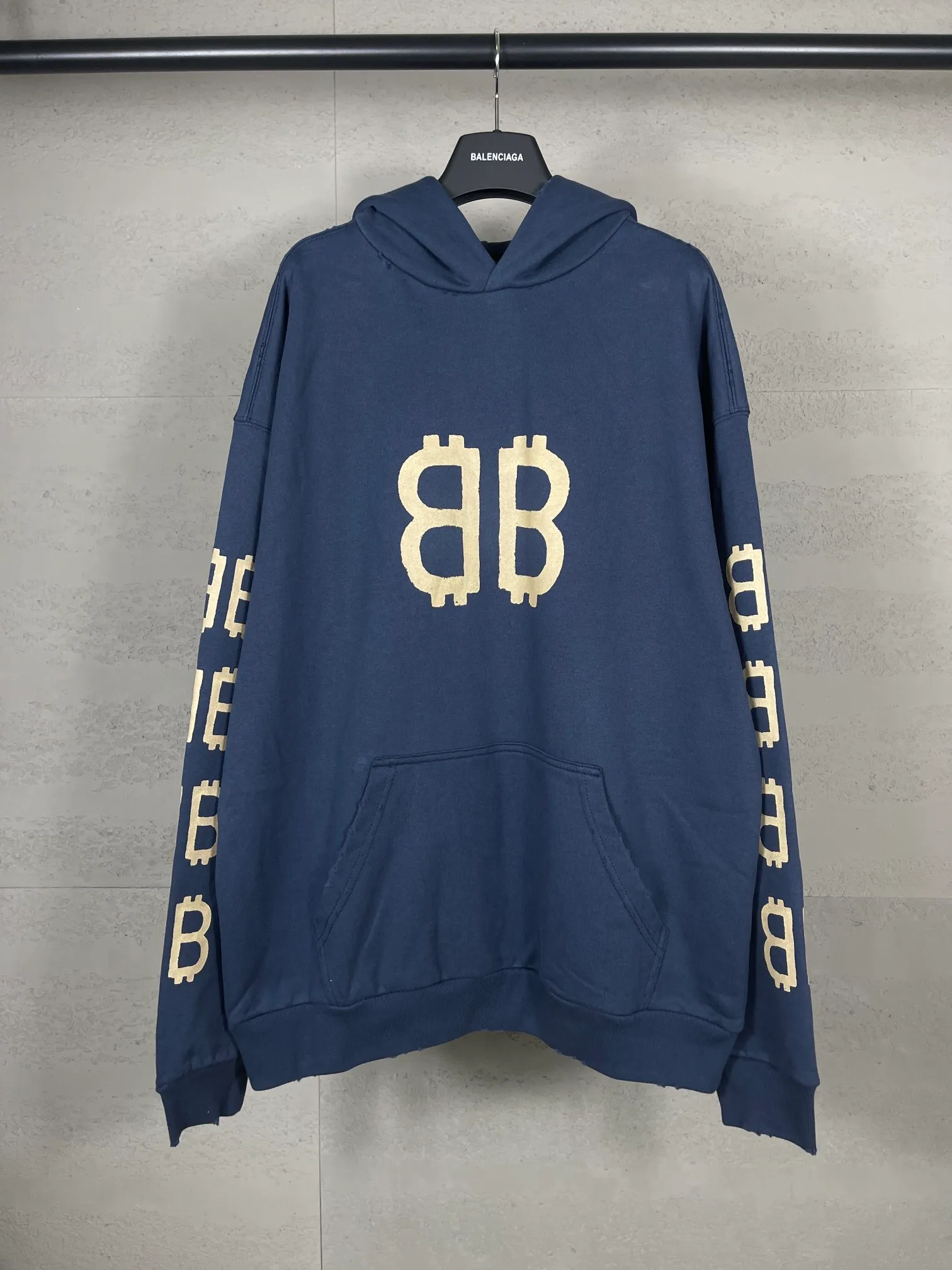 🅿️356 Detailed Pictures [Top version. Official website quality] BALENCI*GA/Paris. 2023 latest mud hand-painted frayed washed and distressed long-sleeved hooded sweatshirt. The brick cabinets are synchronized. ⚠️ Differentiate the market currency. Developed by YB. The color is black and blue. Worn. The hand-painted is consistent with ZP, ‼ ️The fabric is made of Paris ZP custom-woven and dyed cotton sweatshirt. The weight is 450 grams. The cloth surface is clean. The cloth pattern is clear, soft and comfortable. The threads are dyed with no color difference. Ready-made garments are hand-painted, worn, and distressed, with heavy craftsmanship. Comparisons welcome. The version adopts OS loose shoulder design. Same style for men and women. Code: BL238003 Color: black blue, off-white, blue Size: XS S M L