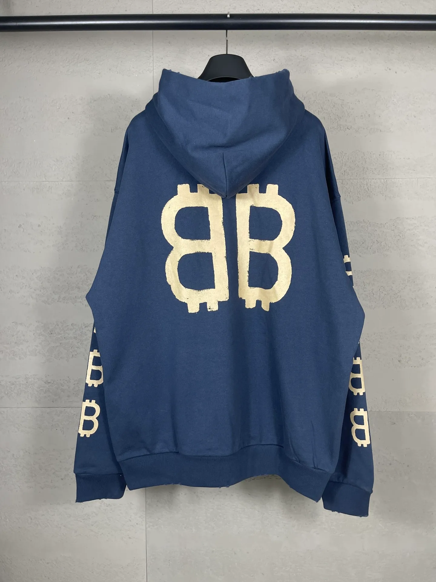 🅿️356 Detailed Pictures [Top version. Official website quality] BALENCI*GA/Paris. 2023 latest mud hand-painted frayed washed and distressed long-sleeved hooded sweatshirt. The brick cabinets are synchronized. ⚠️ Differentiate the market currency. Developed by YB. The color is black and blue. Worn. The hand-painted is consistent with ZP, ‼ ️The fabric is made of Paris ZP custom-woven and dyed cotton sweatshirt. The weight is 450 grams. The cloth surface is clean. The cloth pattern is clear, soft and comfortable. The threads are dyed with no color difference. Ready-made garments are hand-painted, worn, and distressed, with heavy craftsmanship. Comparisons welcome. The version adopts OS loose shoulder design. Same style for men and women. Code: BL238003 Color: black blue, off-white, blue Size: XS S M L