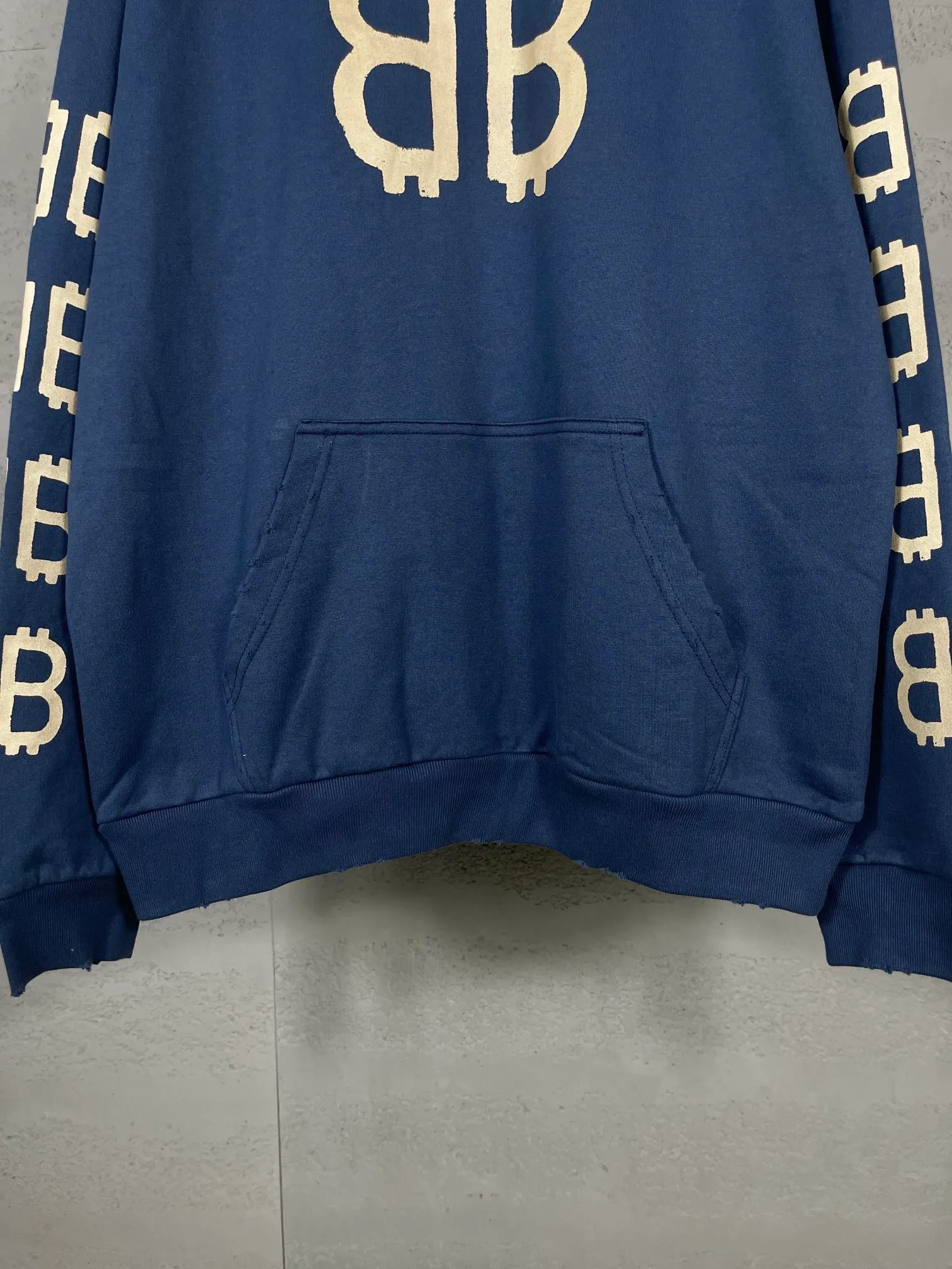 🅿️356 Detailed Pictures [Top version. Official website quality] BALENCI*GA/Paris. 2023 latest mud hand-painted frayed washed and distressed long-sleeved hooded sweatshirt. The brick cabinets are synchronized. ⚠️ Differentiate the market currency. Developed by YB. The color is black and blue. Worn. The hand-painted is consistent with ZP, ‼ ️The fabric is made of Paris ZP custom-woven and dyed cotton sweatshirt. The weight is 450 grams. The cloth surface is clean. The cloth pattern is clear, soft and comfortable. The threads are dyed with no color difference. Ready-made garments are hand-painted, worn, and distressed, with heavy craftsmanship. Comparisons welcome. The version adopts OS loose shoulder design. Same style for men and women. Code: BL238003 Color: black blue, off-white, blue Size: XS S M L