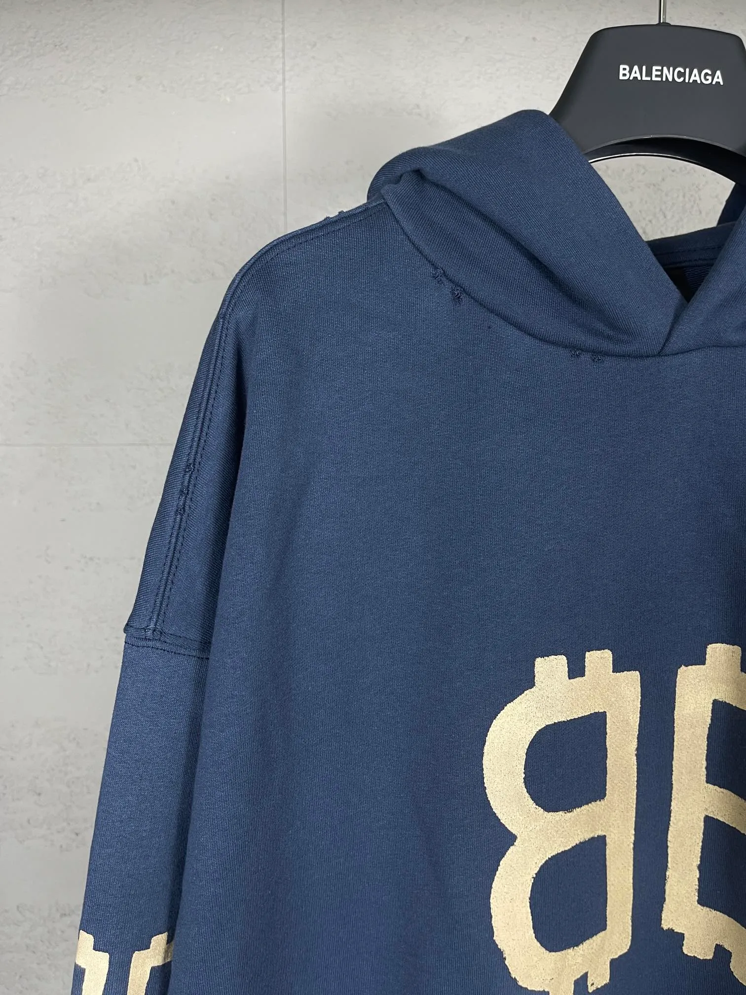 🅿️356 Detailed Pictures [Top version. Official website quality] BALENCI*GA/Paris. 2023 latest mud hand-painted frayed washed and distressed long-sleeved hooded sweatshirt. The brick cabinets are synchronized. ⚠️ Differentiate the market currency. Developed by YB. The color is black and blue. Worn. The hand-painted is consistent with ZP, ‼ ️The fabric is made of Paris ZP custom-woven and dyed cotton sweatshirt. The weight is 450 grams. The cloth surface is clean. The cloth pattern is clear, soft and comfortable. The threads are dyed with no color difference. Ready-made garments are hand-painted, worn, and distressed, with heavy craftsmanship. Comparisons welcome. The version adopts OS loose shoulder design. Same style for men and women. Code: BL238003 Color: black blue, off-white, blue Size: XS S M L