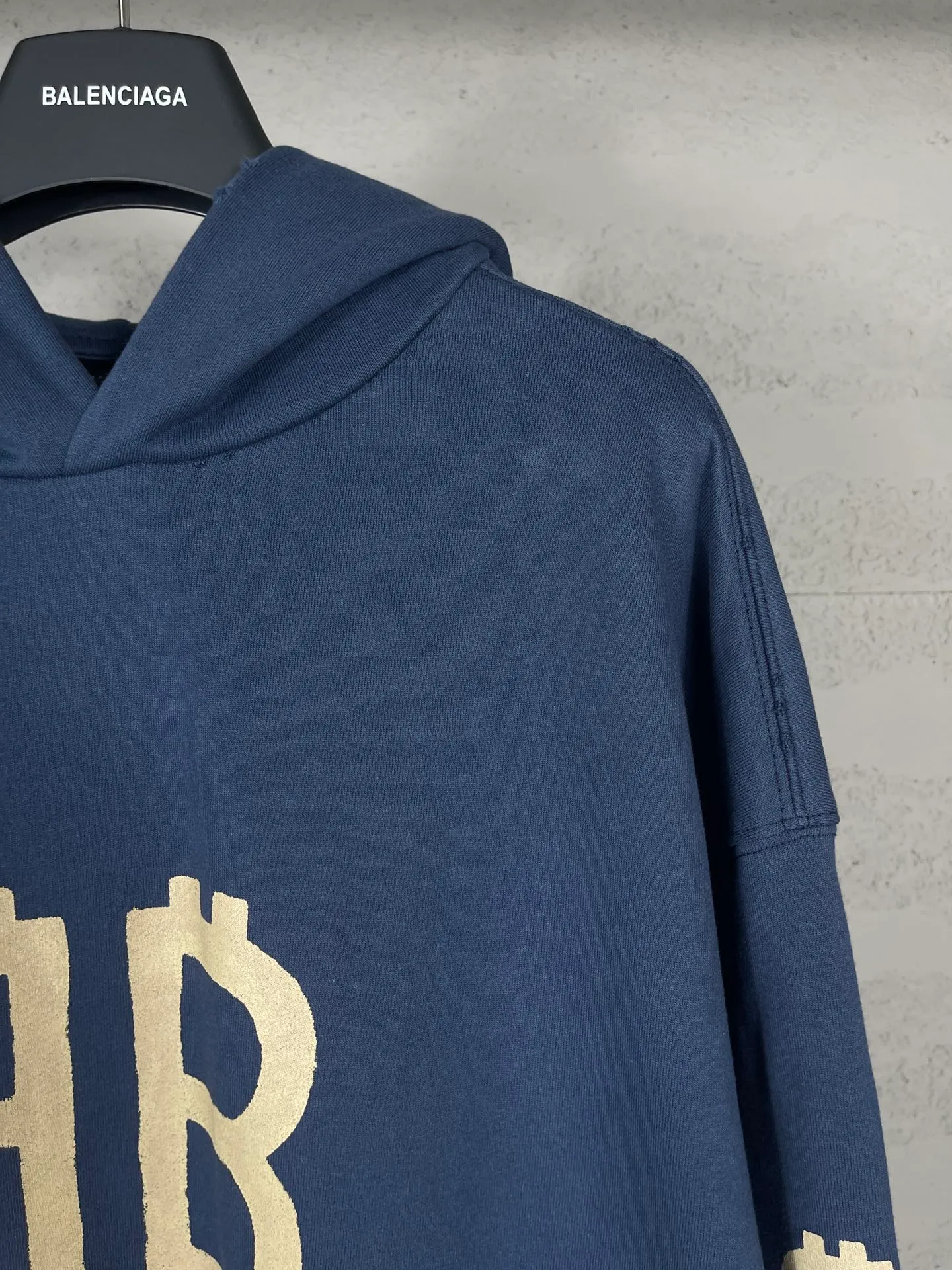 🅿️356 Detailed Pictures [Top version. Official website quality] BALENCI*GA/Paris. 2023 latest mud hand-painted frayed washed and distressed long-sleeved hooded sweatshirt. The brick cabinets are synchronized. ⚠️ Differentiate the market currency. Developed by YB. The color is black and blue. Worn. The hand-painted is consistent with ZP, ‼ ️The fabric is made of Paris ZP custom-woven and dyed cotton sweatshirt. The weight is 450 grams. The cloth surface is clean. The cloth pattern is clear, soft and comfortable. The threads are dyed with no color difference. Ready-made garments are hand-painted, worn, and distressed, with heavy craftsmanship. Comparisons welcome. The version adopts OS loose shoulder design. Same style for men and women. Code: BL238003 Color: black blue, off-white, blue Size: XS S M L