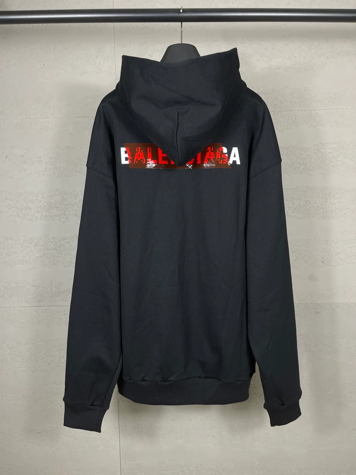 🅿️320 real photos [Top version. Official website quality] BALENCI*GA/Paris #2025 autumn and winter new style front and rear letter LOGO embroidered tape taped hooded sweatshirt. Full sense of design, welcome to compare. The fabric is made of Paris ZP custom-woven and dyed cotton sweatshirt. The weight is 460 grams. The cloth surface is clean. The cloth pattern is clear, soft and comfortable. The threads are dyed with no color difference. The classic letter LOGO is embroidered with imported Tajima embroidery machine. The tape is stamped with imported transparent glue. The effect is three-dimensional. Restore the brick cabinet, adopt OS loose shoulder style. Same style for men and women. Code: BL259910 Color: black, sky blue Size: XS S M L